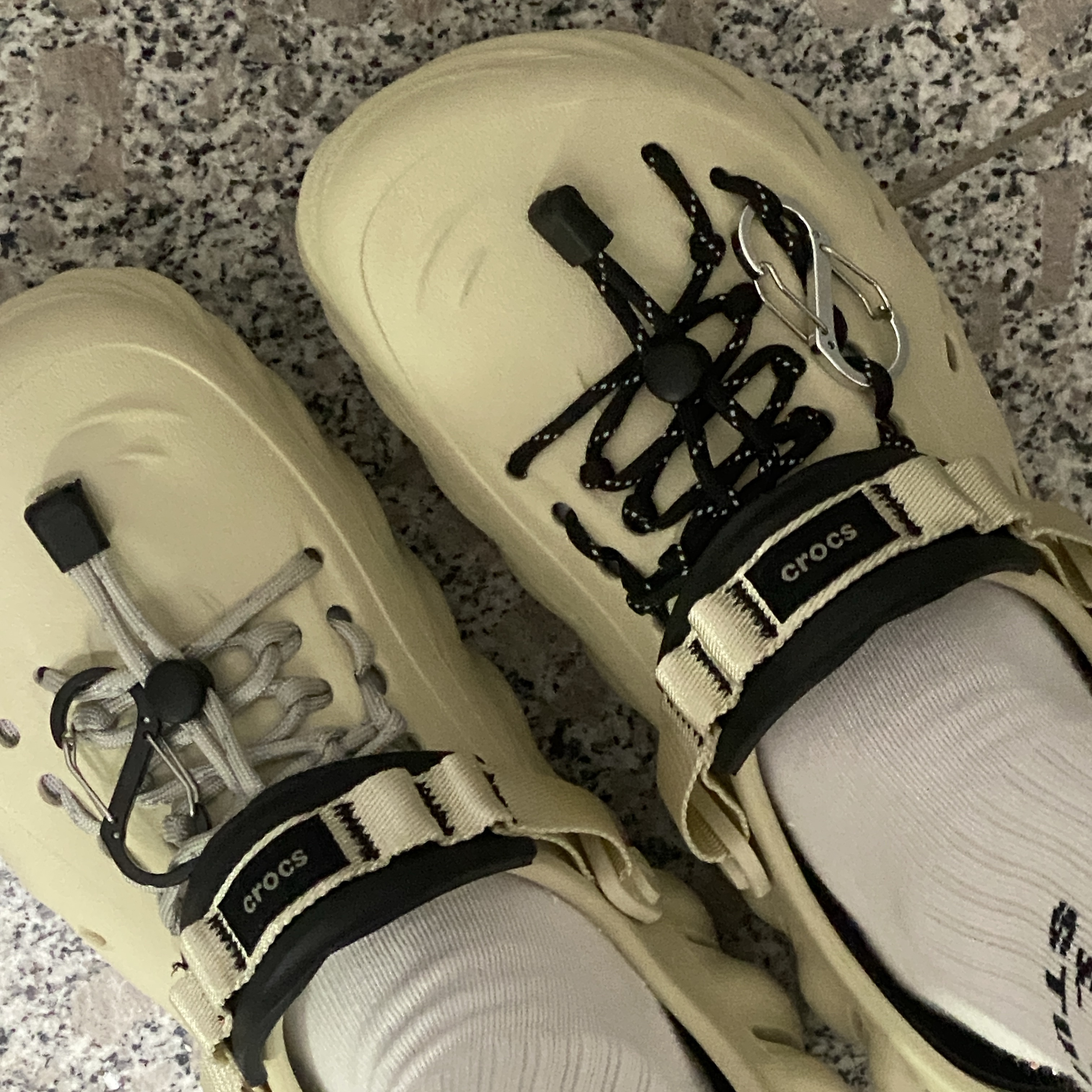 Crocs Echo Clog Bone Black 착용 스타일 - 1