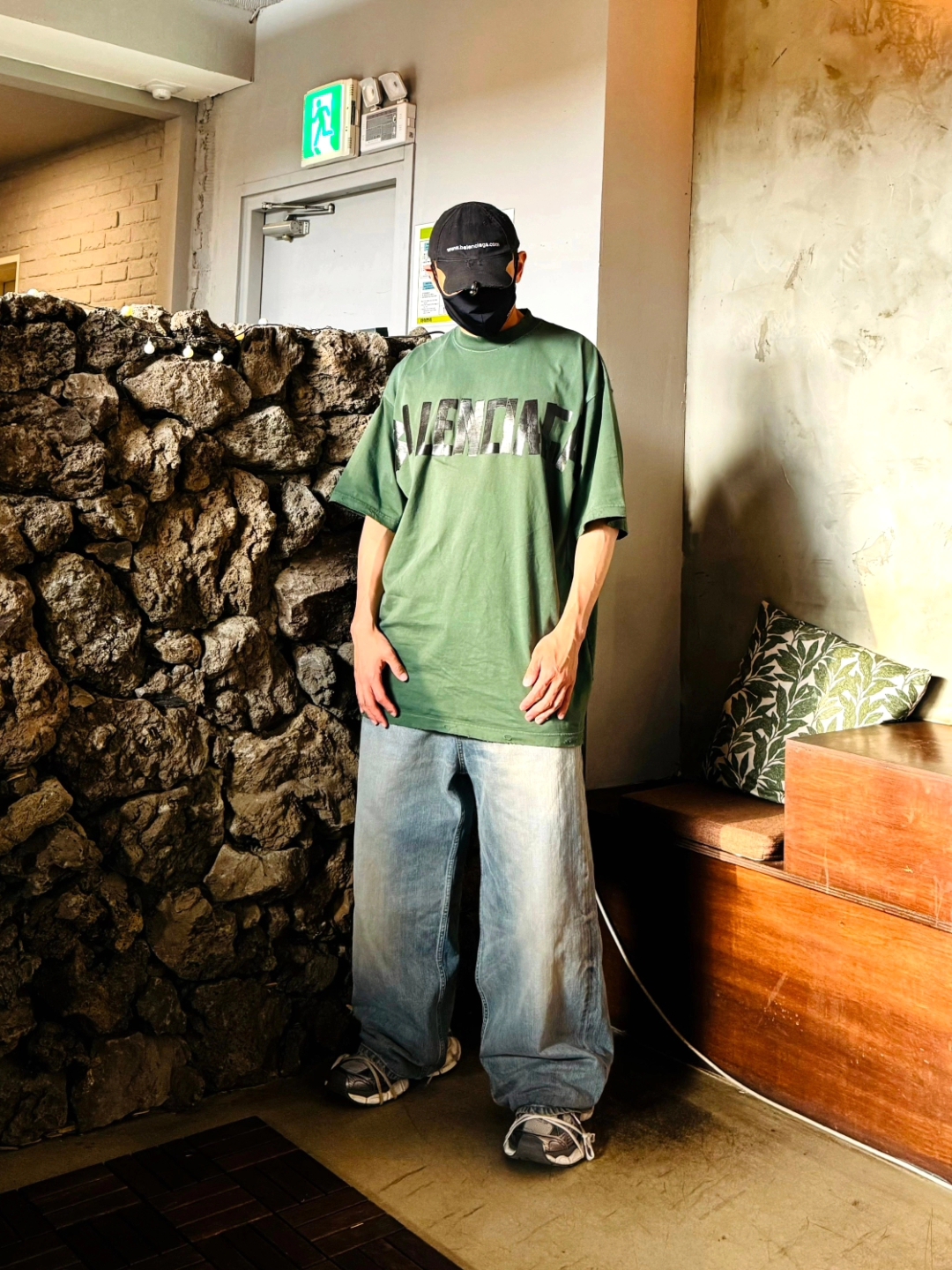 Balenciaga Oversized Baggy Pants Light Blue, Balenciaga New Tape Type Medium Fit T-Shirt Dark Green 착용 스타일 - 3
