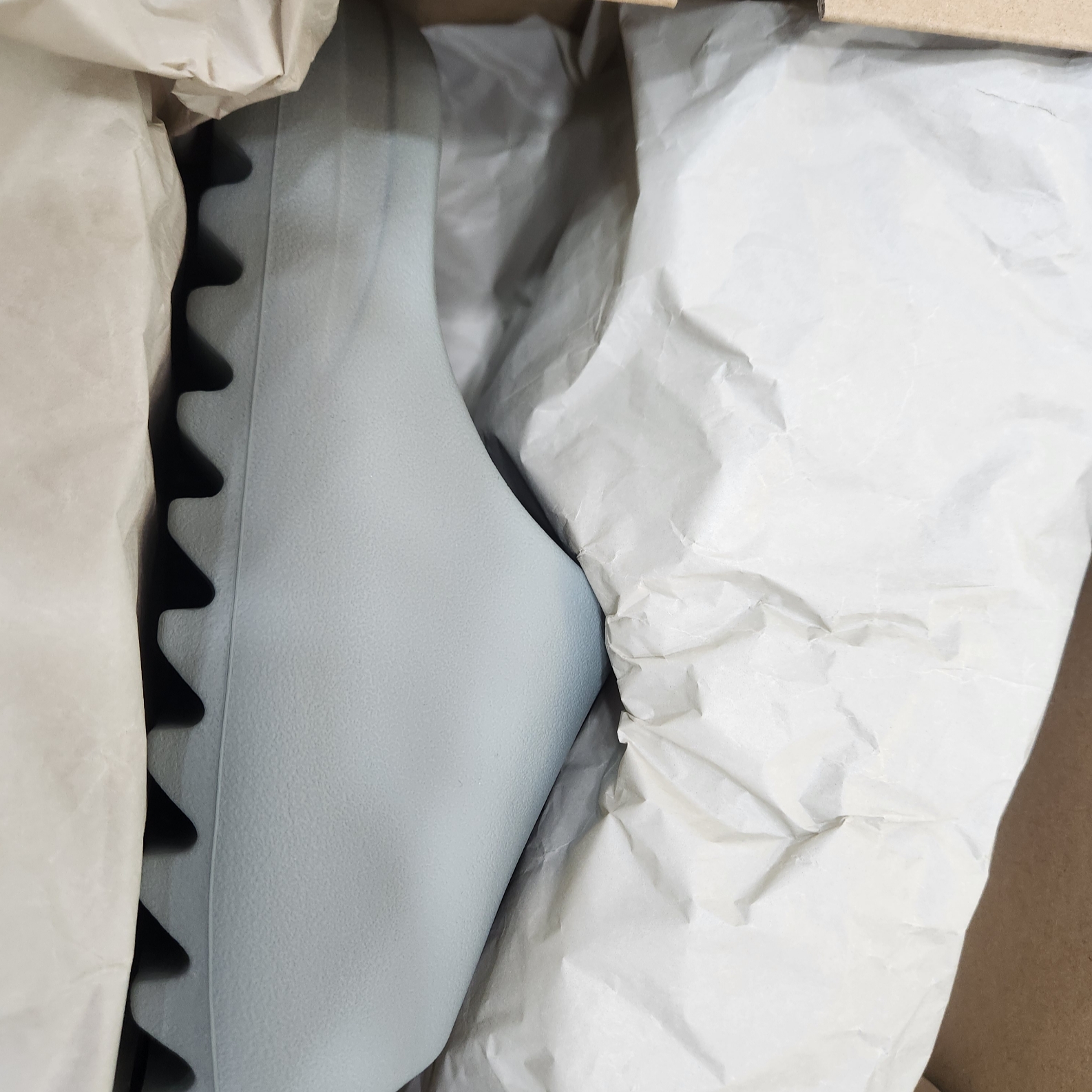 Adidas Yeezy Slide Salt 착용 스타일 - 1