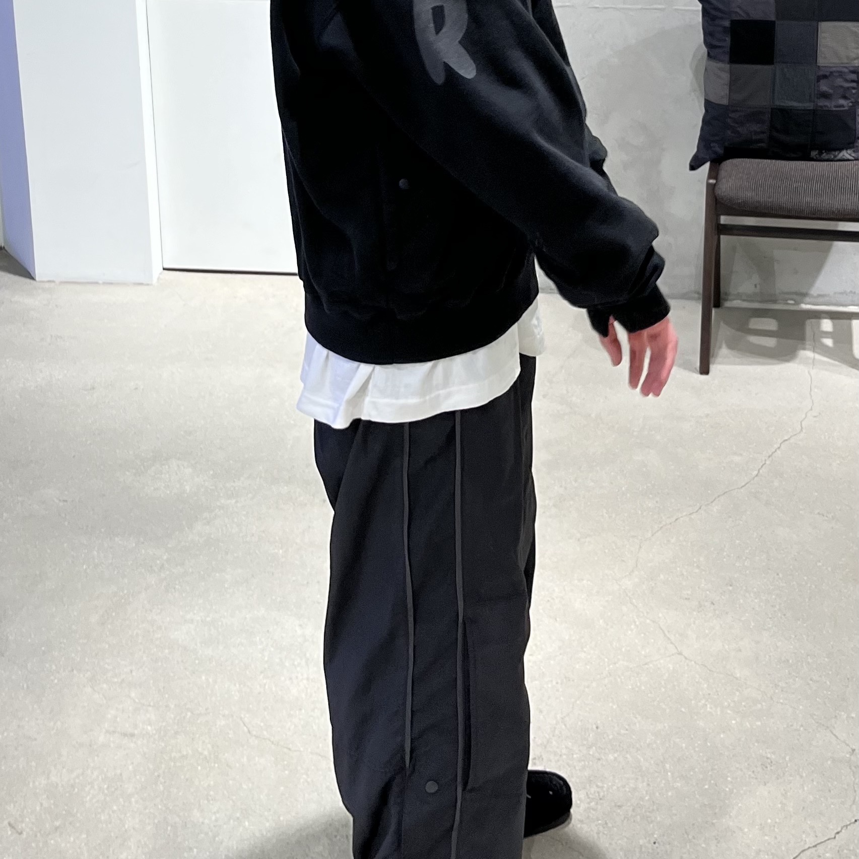 Polyteru 1011 Nylon Track Pants Triple Black 착용 스타일