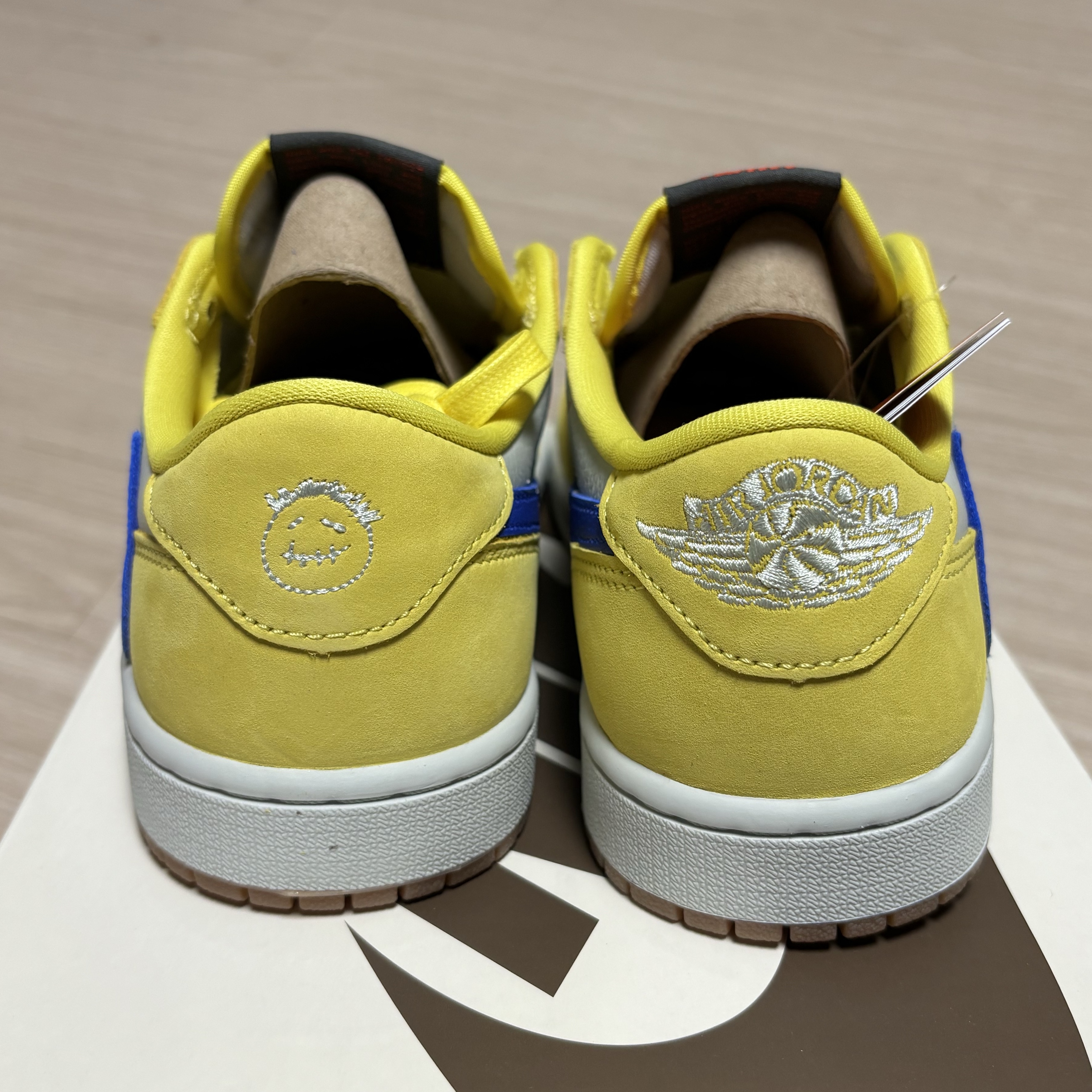 (W) Jordan 1 x Travis Scott Retro Low OG SP Canary 착용 스타일 - 3