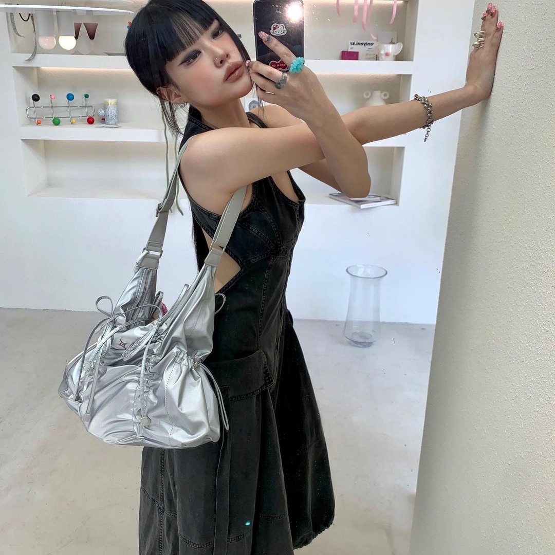 For Appeal String Ribbon Large Hobo Bag Glossy Black, For Appeal String Ribbon Large Hobo Bag Silver 착용 스타일