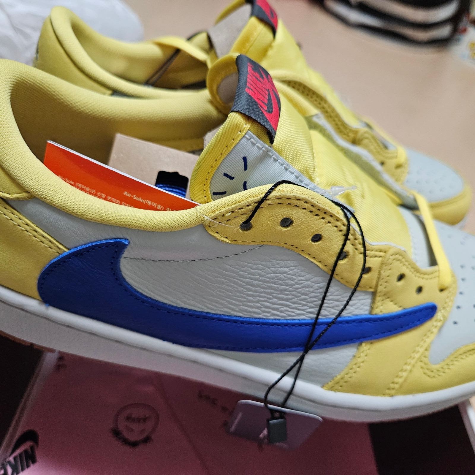 (W) Jordan 1 x Travis Scott Retro Low OG SP Canary 착용 스타일 - 2
