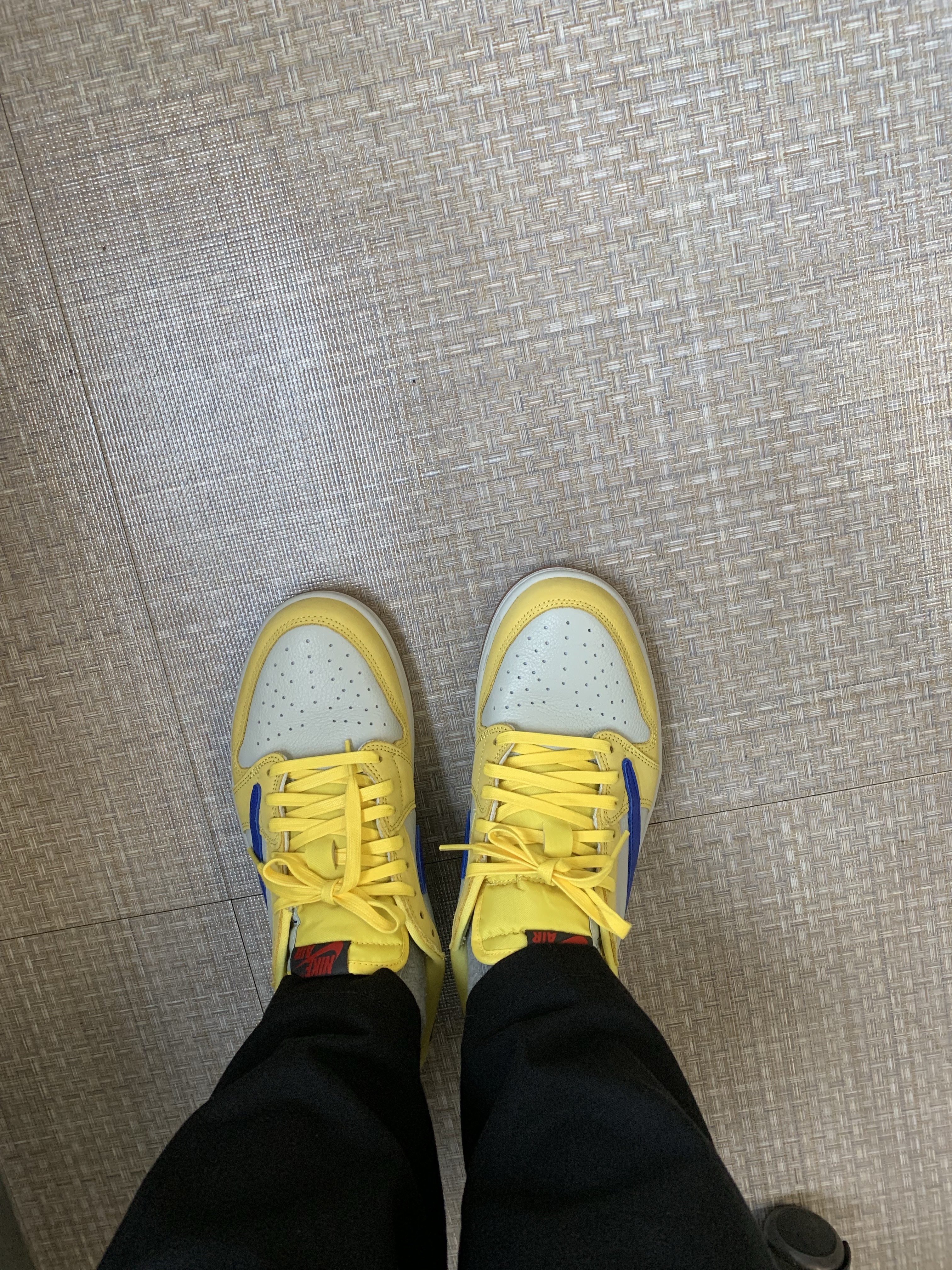 (W) Jordan 1 x Travis Scott Retro Low OG SP Canary 착용 스타일 - 2