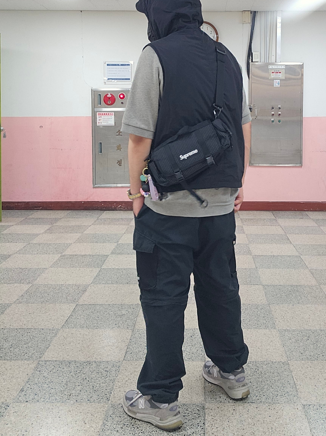 Supreme Mini Duffle Bag Black - 24SS, Supreme Mesh Pocket Belted Cargo Pants Black - 21SS 착용 스타일 - 2