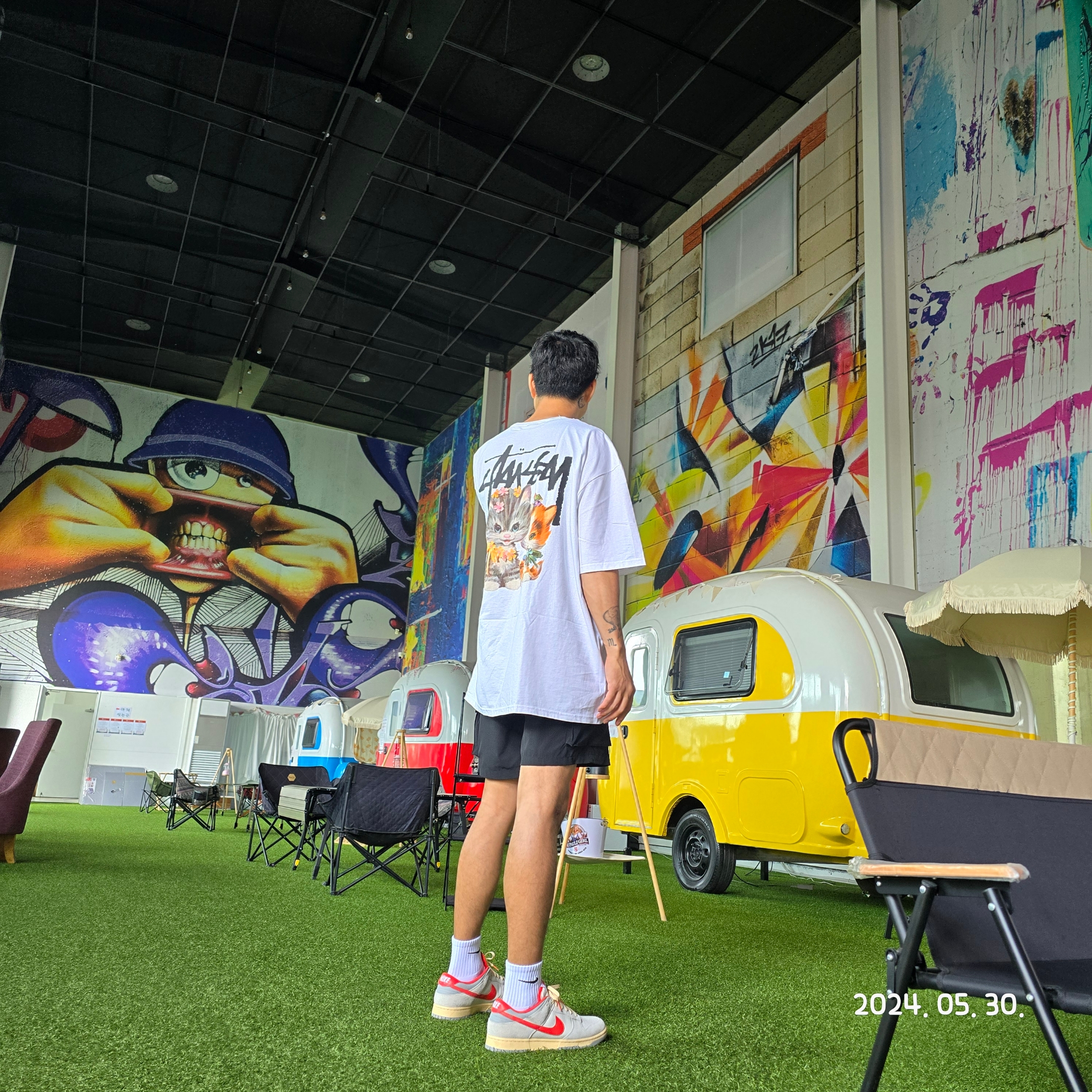 Stussy Kittens T-Shirt White, Nike Everyday Lightweight Training Crew Socks White (3 Pack/Korean Ver.) 착용 스타일 - 1