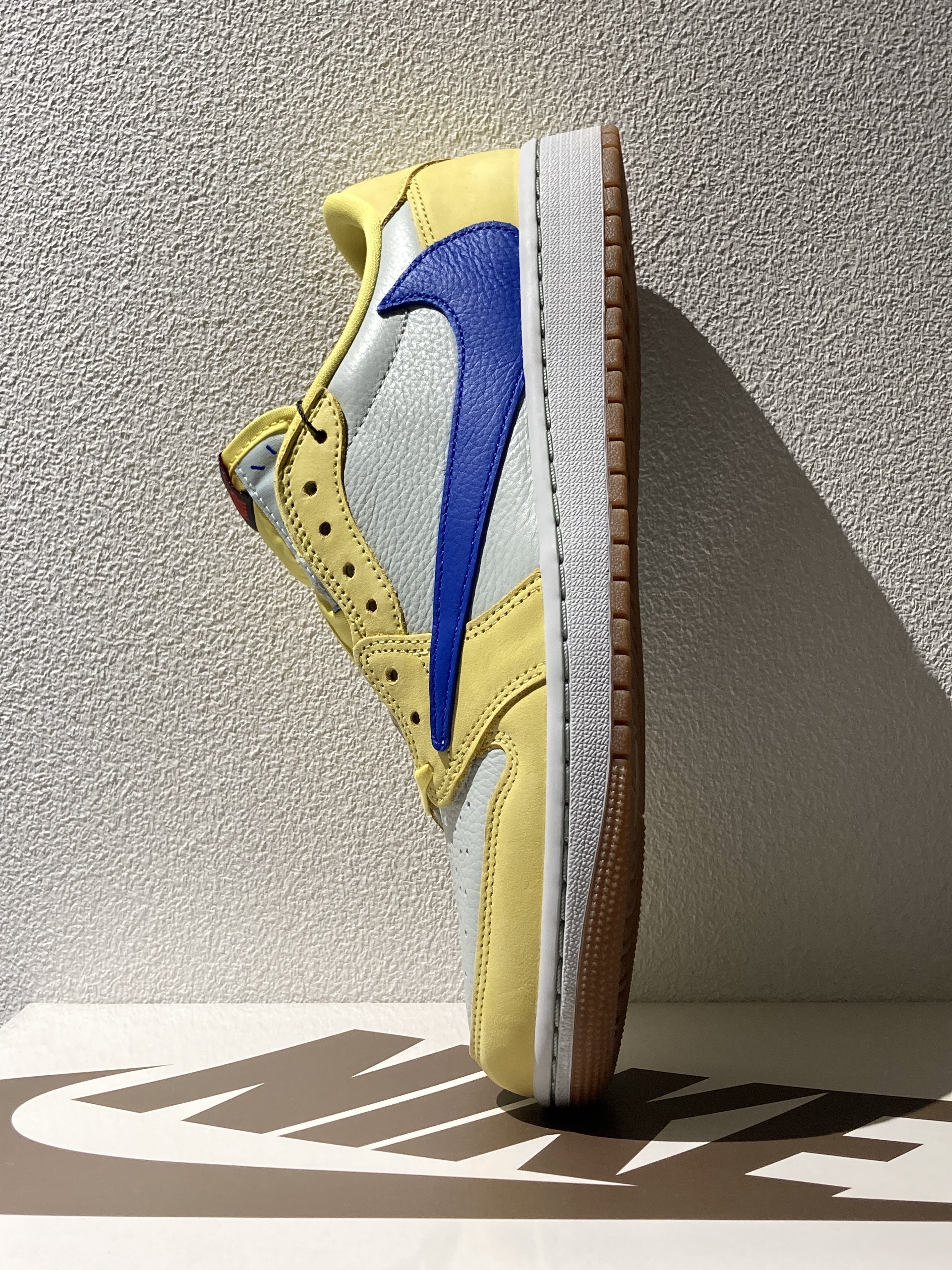 (W) Jordan 1 x Travis Scott Retro Low OG SP Canary 착용 스타일 - 1