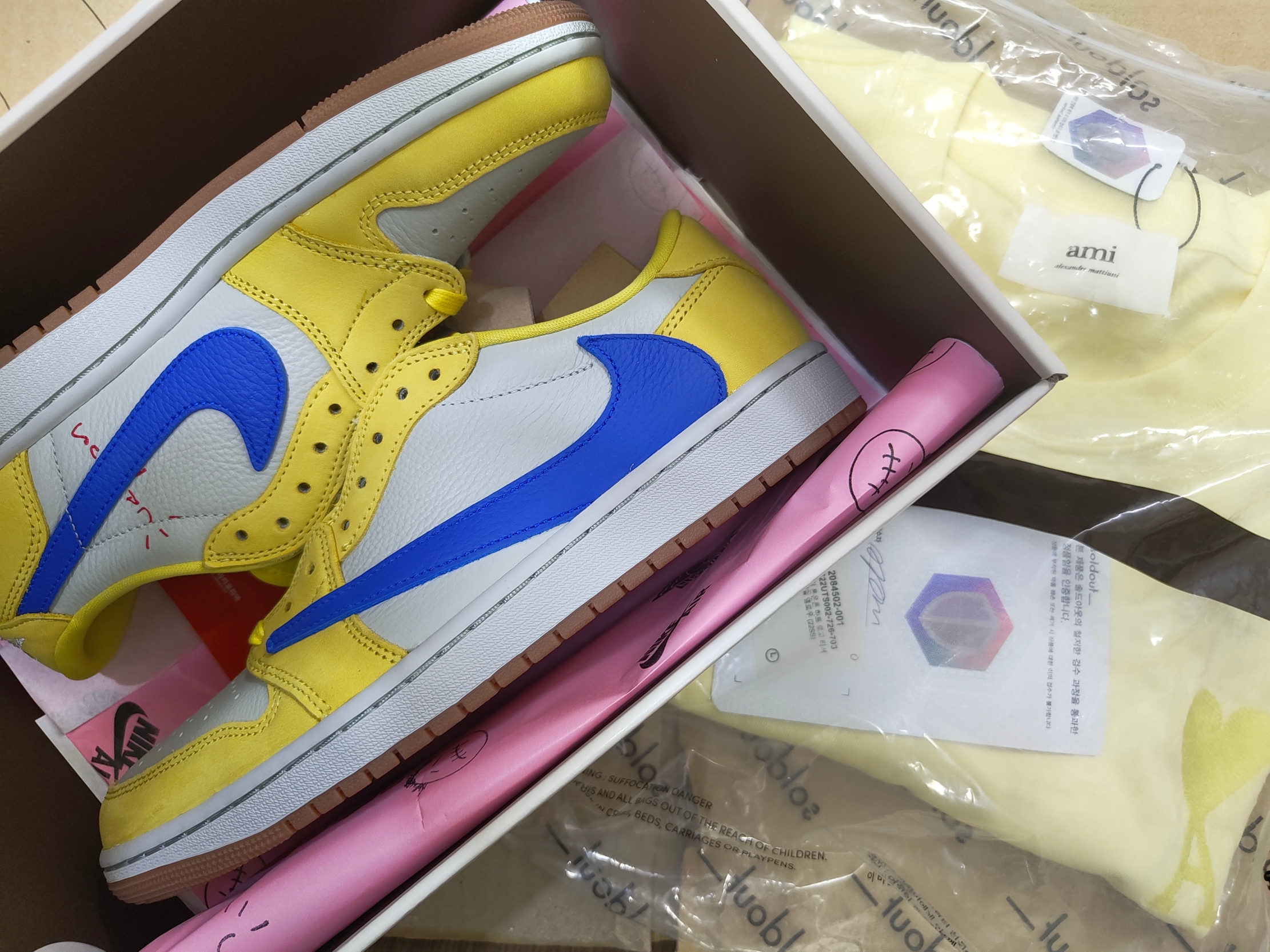 (W) Jordan 1 x Travis Scott Retro Low OG SP Canary, AMI de Coeur Tone-On-Tone T-Shirt Pale Yellow - 22SS 착용 스타일