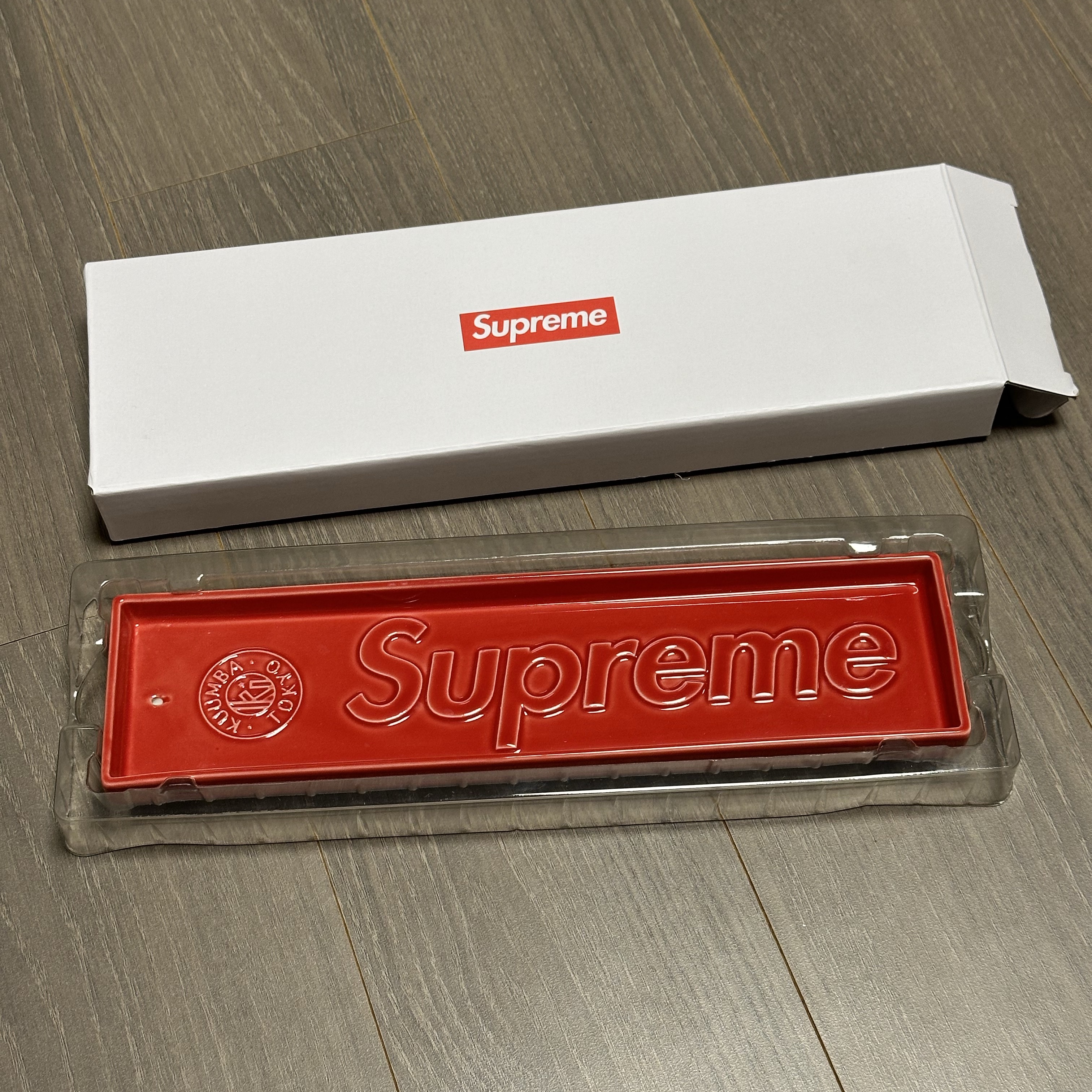 Supreme Kuumba Incense Tray Red - 24SS 착용 스타일