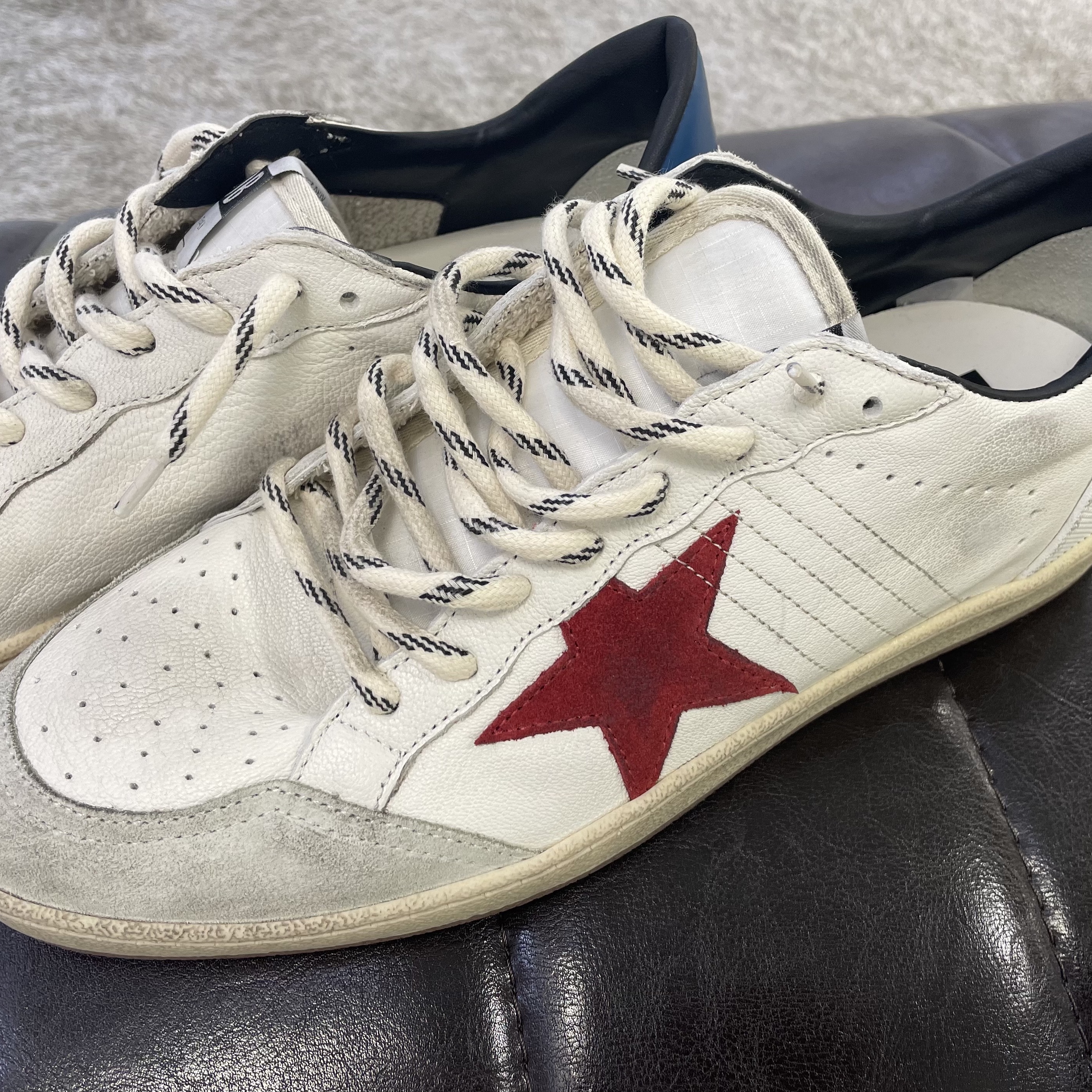 Golden Goose Ball Star White Laminated Light Blue Heel Tab Sneakers, Golden Goose Ball Star White Ice Grey Suede Star Midnight Blue Heel Tab Sneakers 착용 스타일 - 1