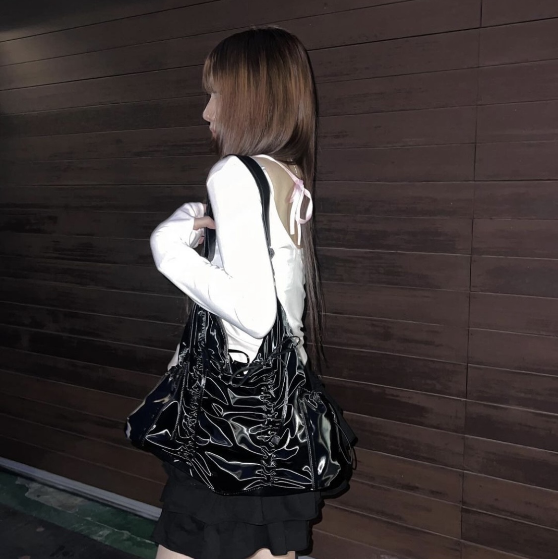For Appeal String Ribbon Large Hobo Bag Glossy Black, For Appeal String Ribbon Large Hobo Bag Silver 착용 스타일