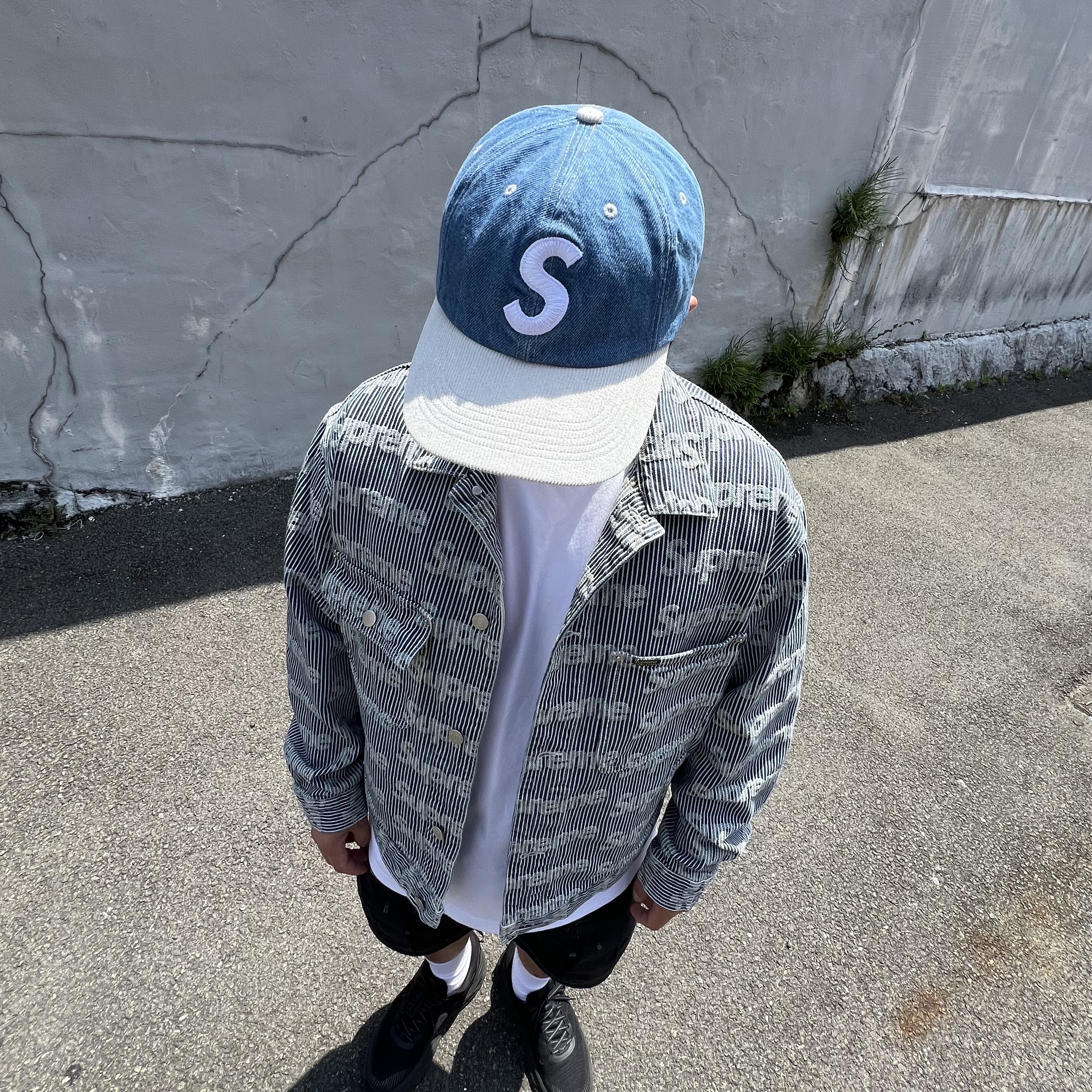 Supreme Denim Chore Trucker Jacket Stripe - 24SS, Supreme 2-Tone S Logo 6-Panel Washed Denim - 24SS 착용 스타일 - 1