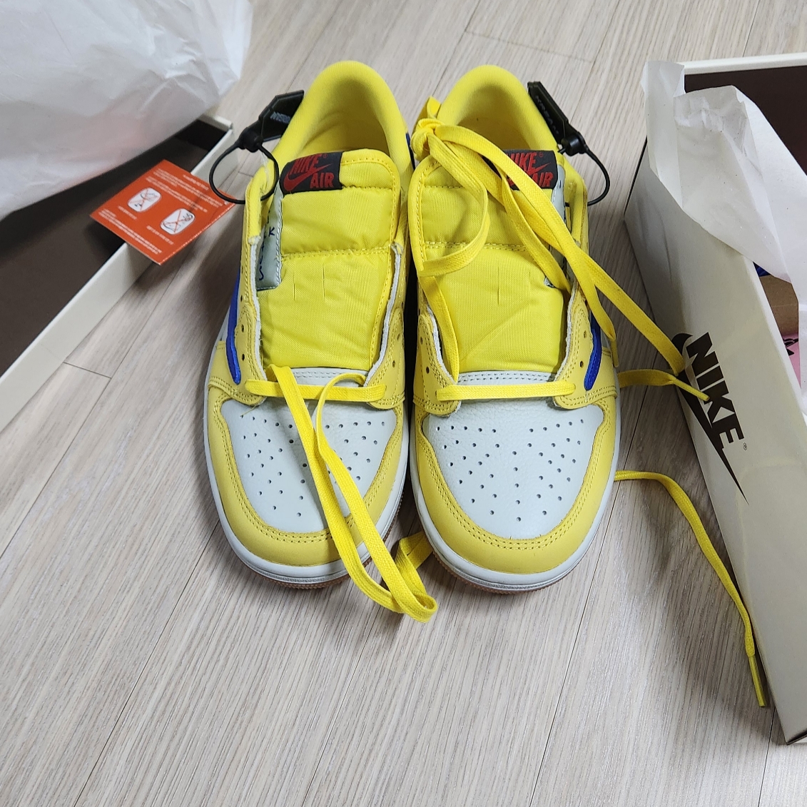 (W) Jordan 1 x Travis Scott Retro Low OG SP Canary 착용 스타일