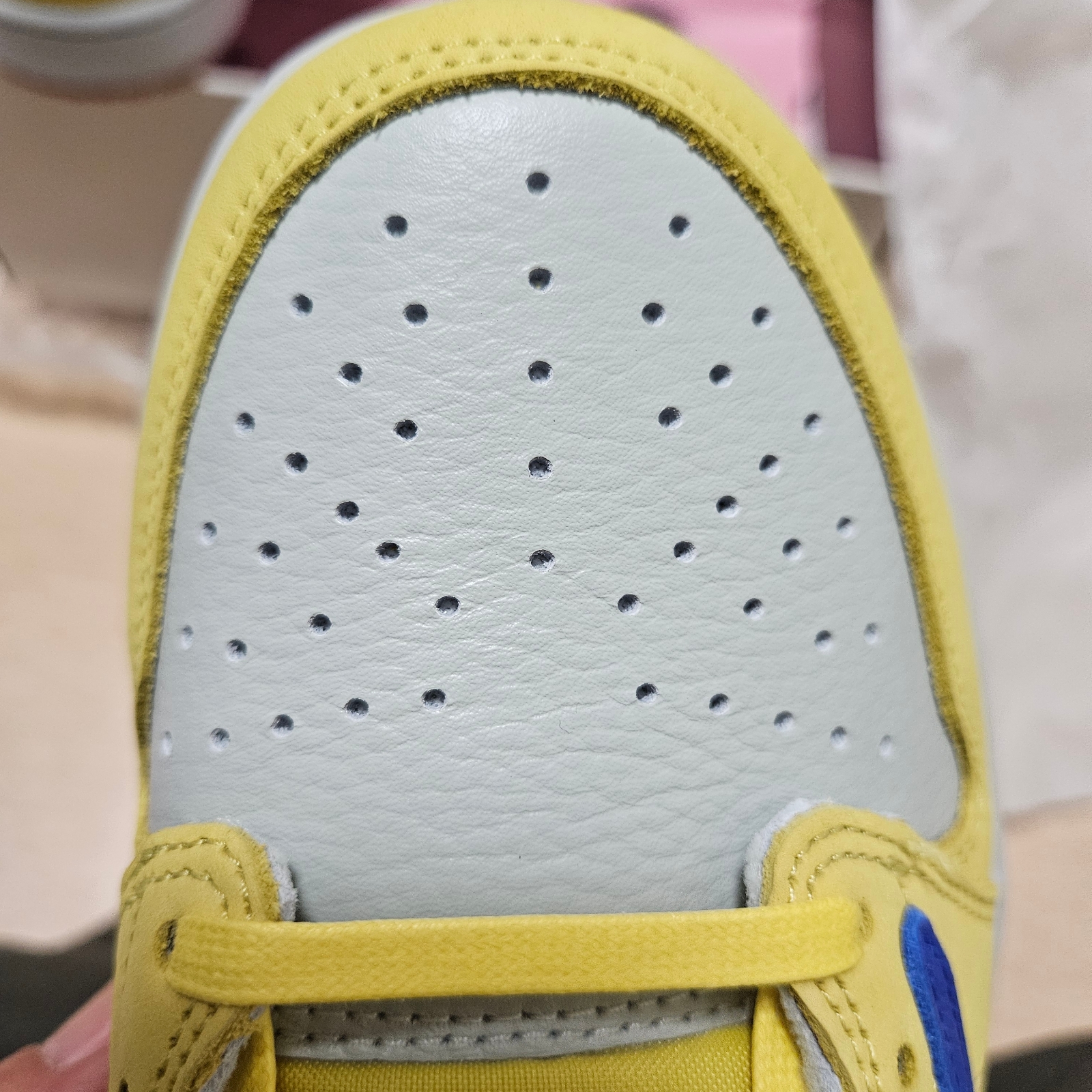 (W) Jordan 1 x Travis Scott Retro Low OG SP Canary 착용 스타일 - 4