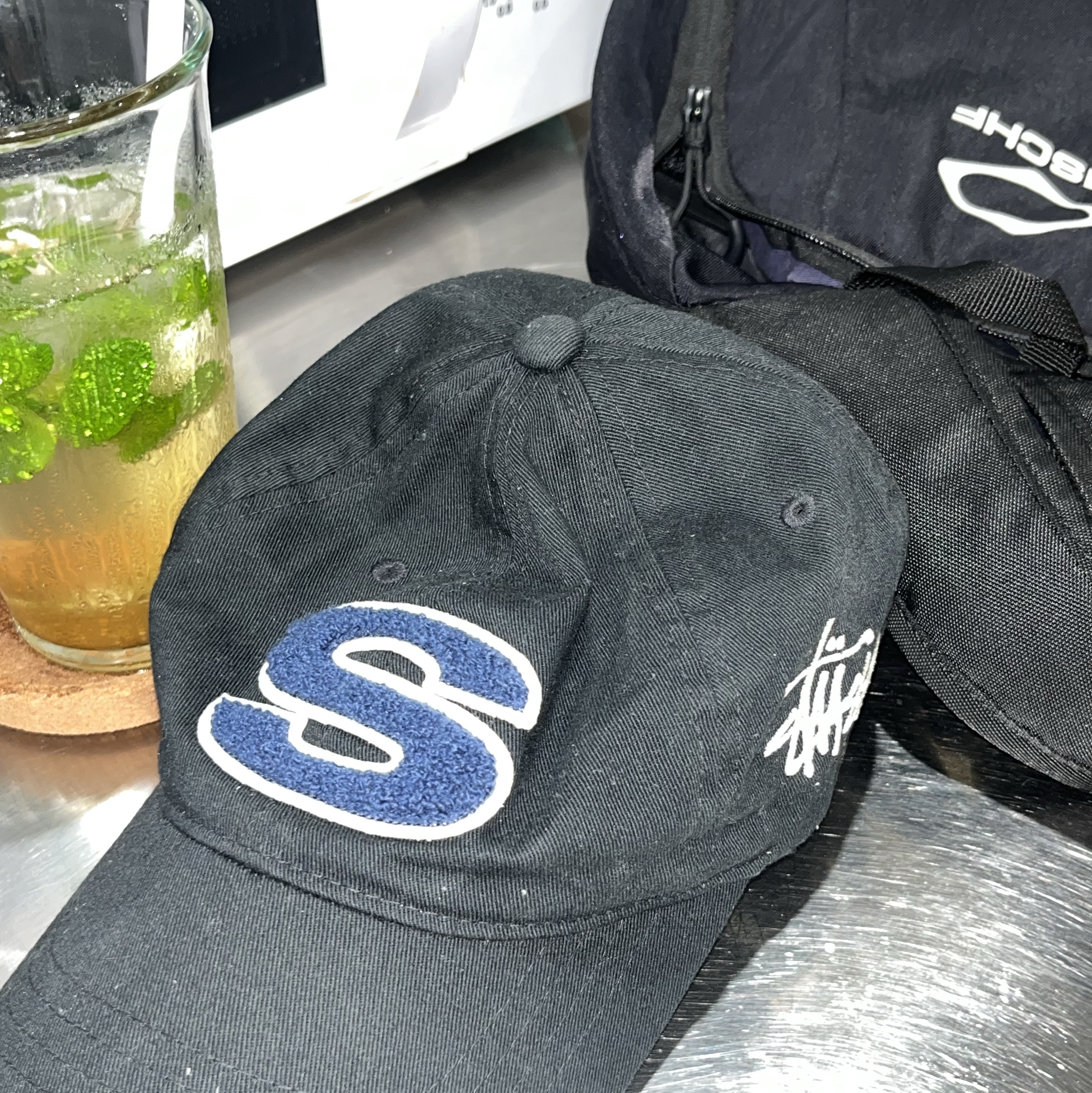 Stussy Chenille S Low Pro Cap Black, Mischief Rhombus Backpack Black 착용 스타일
