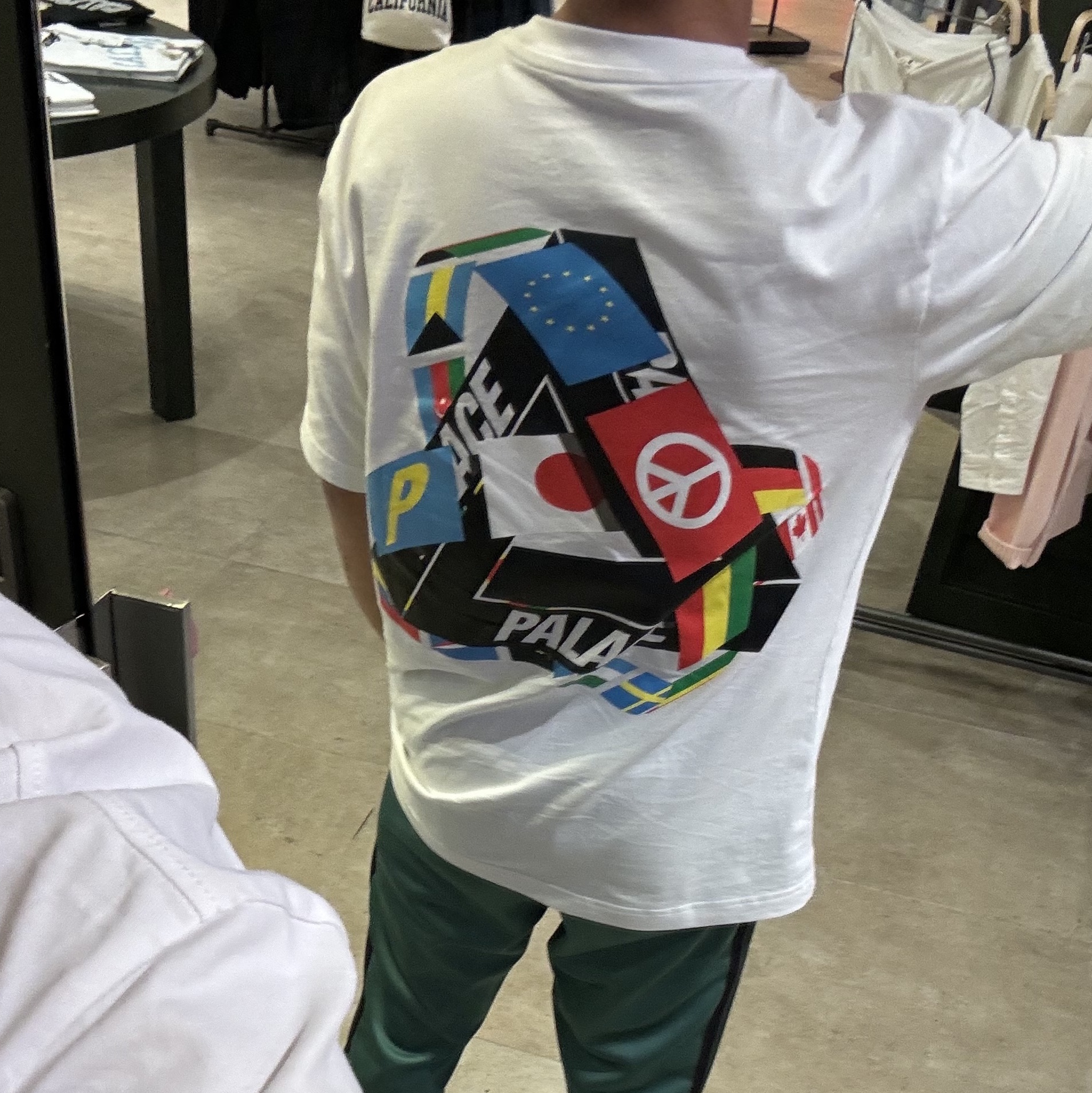 Palace Tri-Flag T-Shirt White - 21SS 착용 스타일