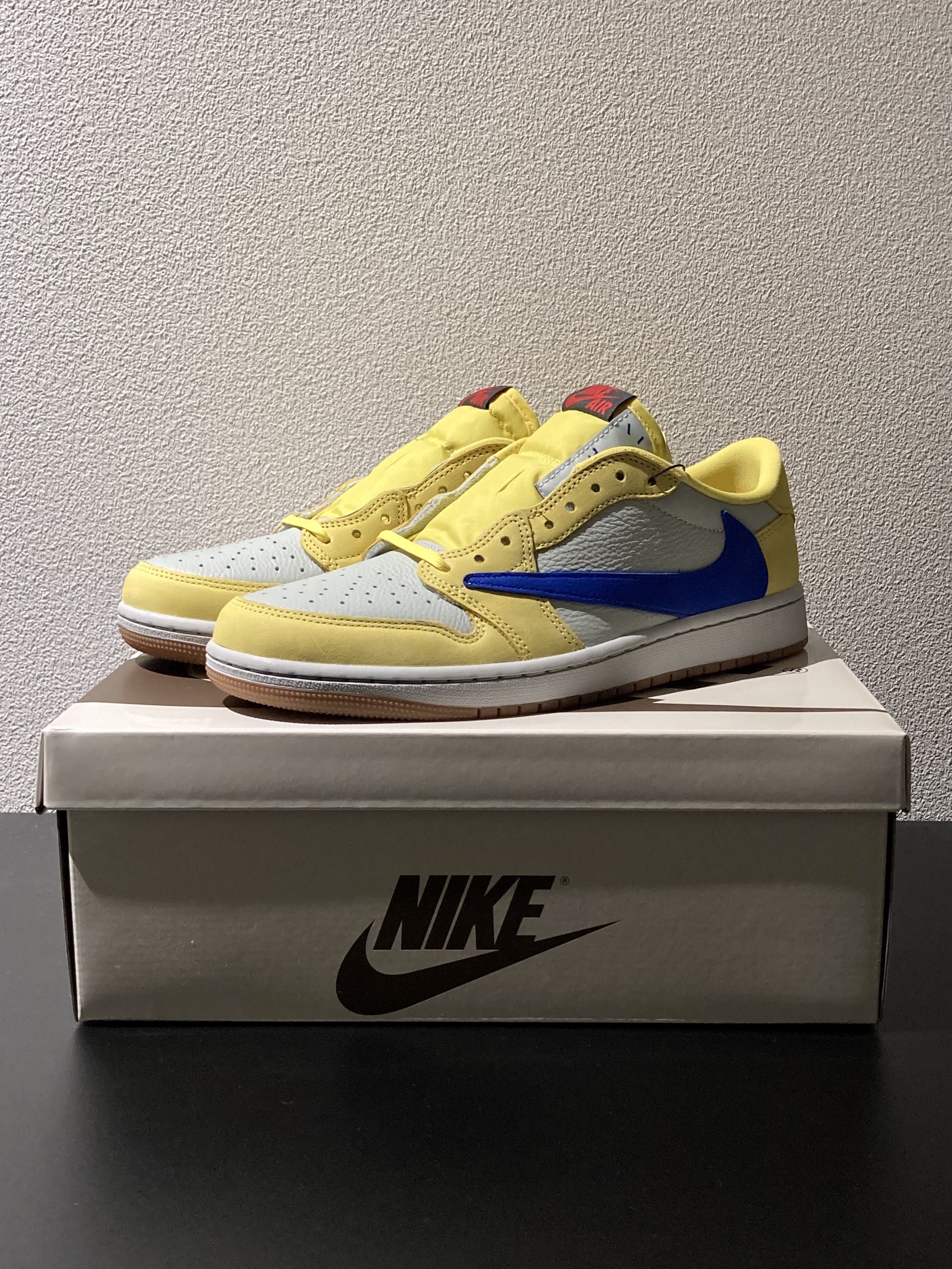 (W) 조던 1 x 트래비스 스캇 레트로 로우 OG SP 카나리 착용 스타일 - 1