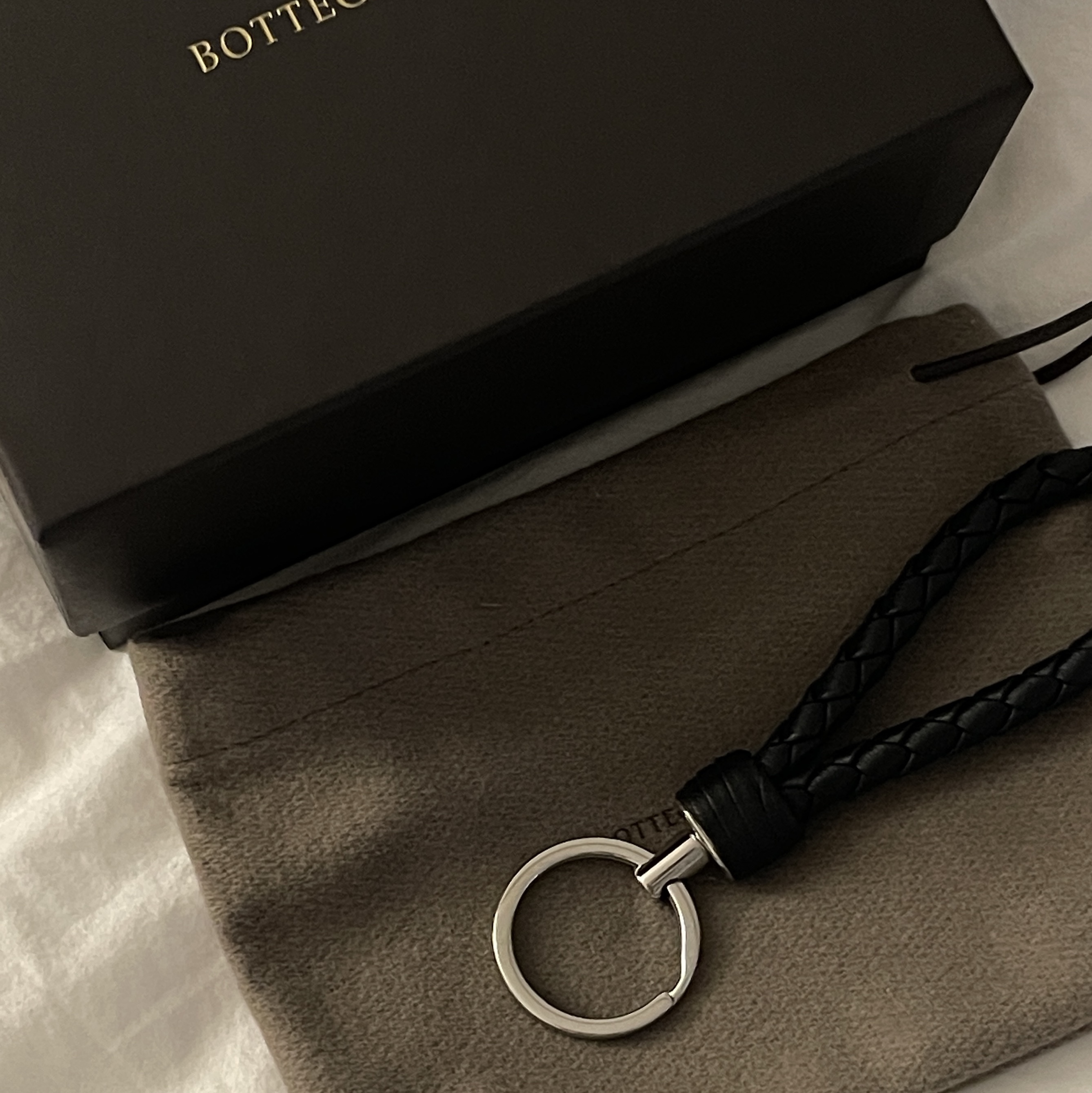 Bottega Veneta Logo Tag Keyring Black 착용 스타일