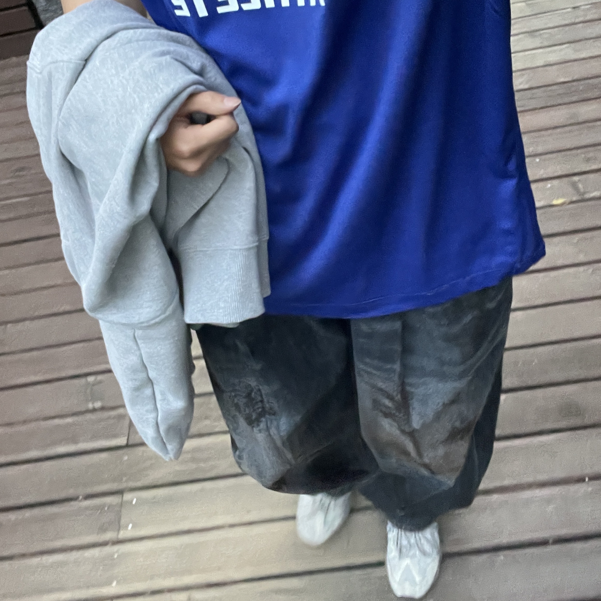 Nike Chelsea FC 2023/24 Stadium Home Dri-Fit Jersey Rush Blue (Non Marking & Non Sponser Ver.), Asics Gel-Sonoma 15-50 Oyster Grey 착용 스타일 - 2