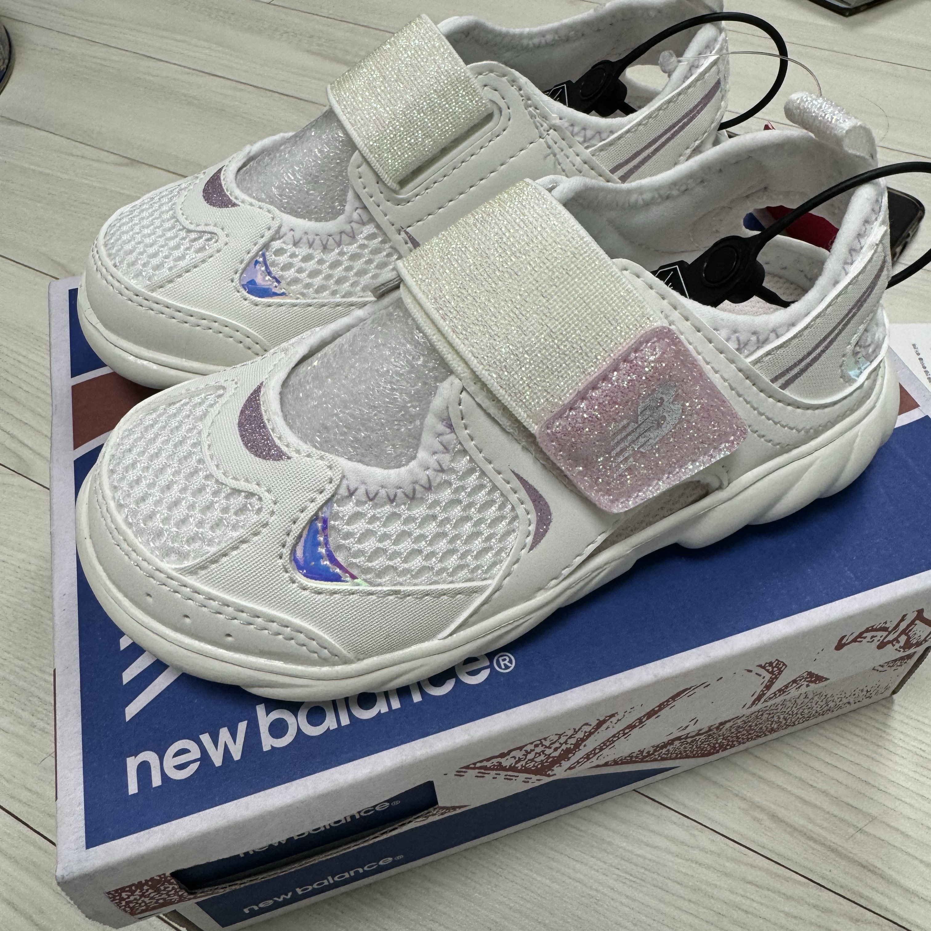 (Kids) New Balance Freedle 920 Sandal White 착용 스타일