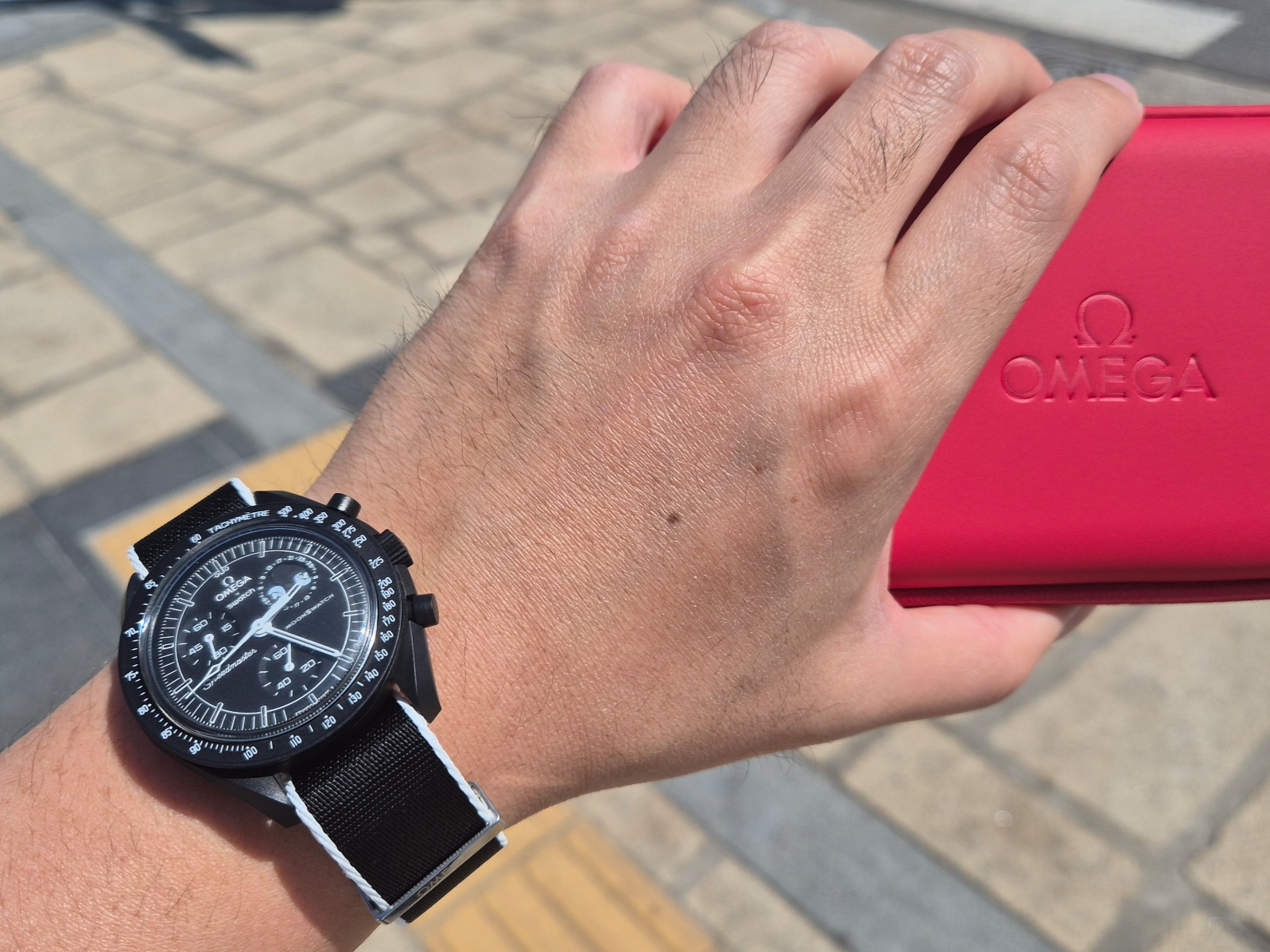 Swatch x Omega x Snoopy Bioceramic Moonswatch Mission To The Moonphase New Moon 착용 스타일