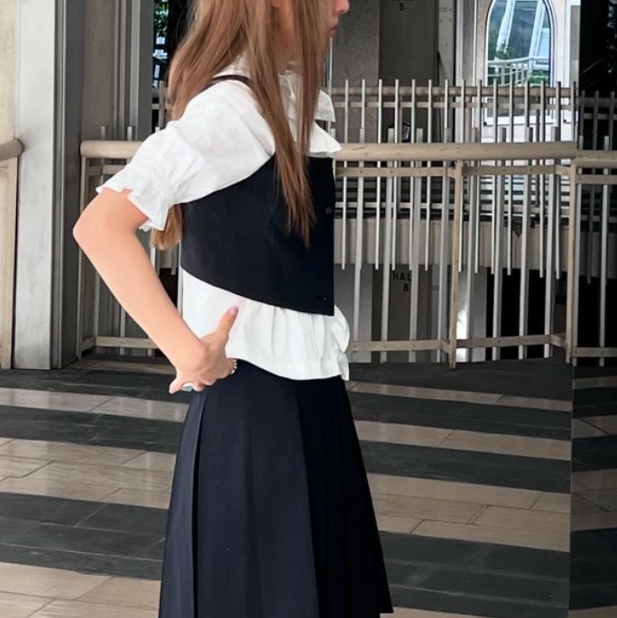 [예약 배송] FLETTA Classic Pleats Skirt Navy 착용 스타일