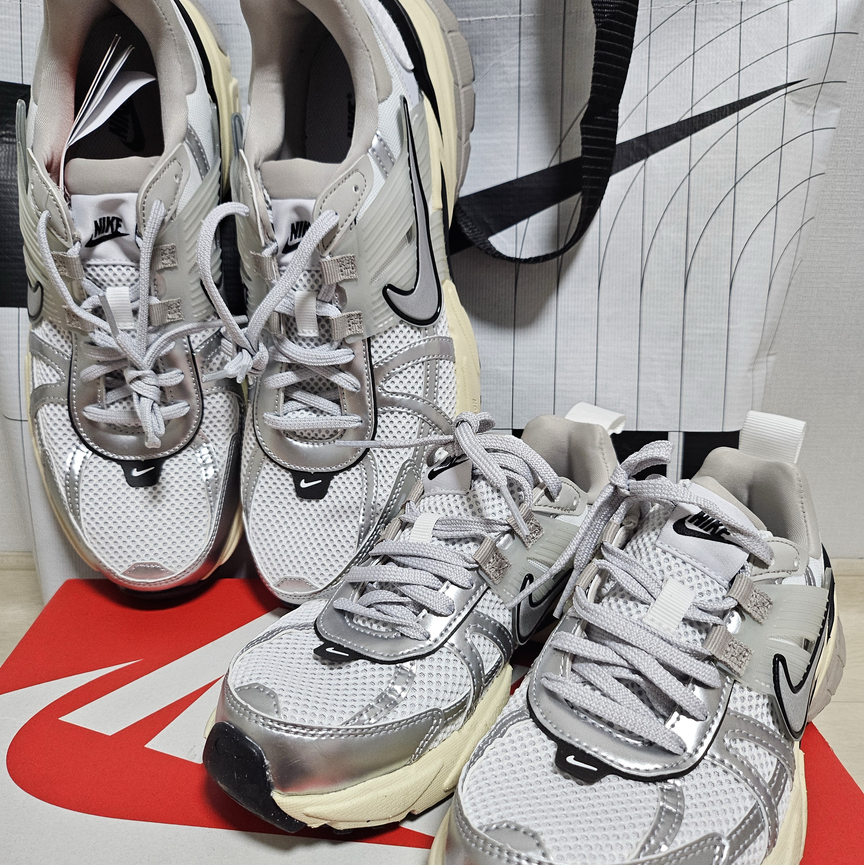 Nike V2K Run Summit White Metallic Silver 착용 스타일