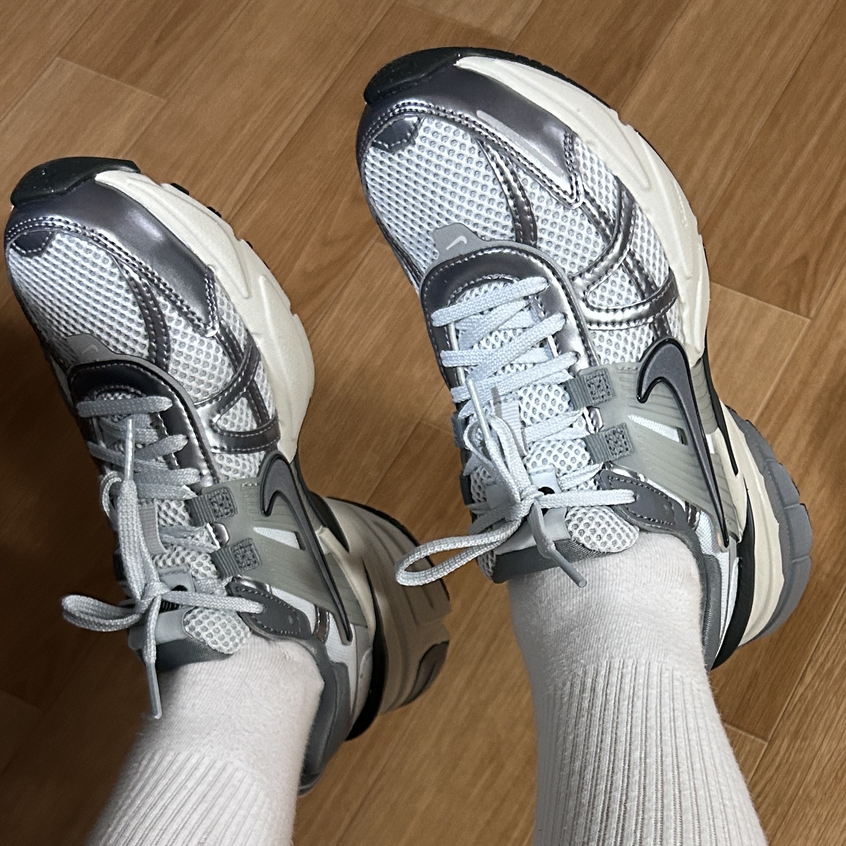 Nike V2K Run Pure Platinum Wolf Grey 착용 스타일