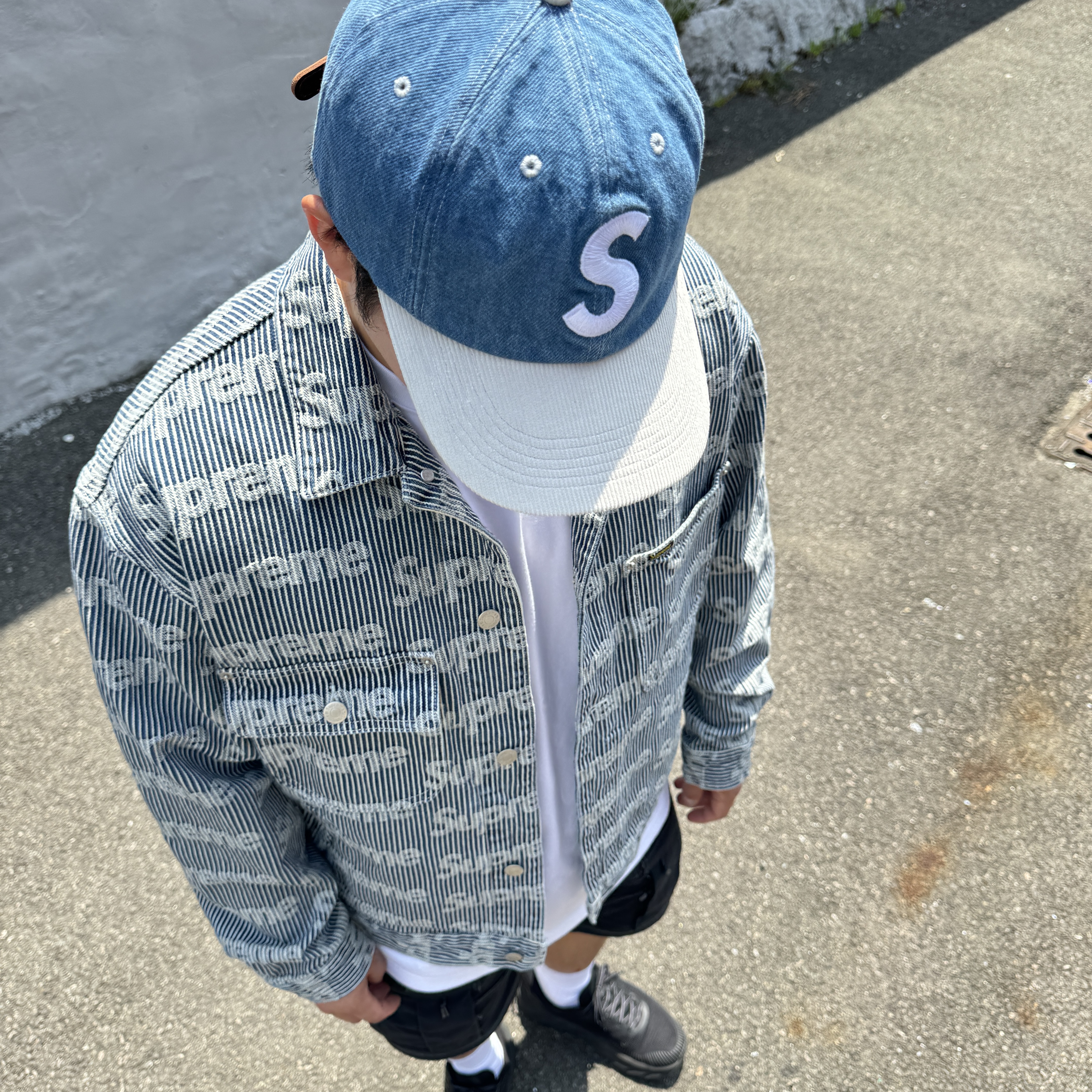 Supreme Denim Chore Trucker Jacket Stripe - 24SS, Supreme 2-Tone S Logo 6-Panel Washed Denim - 24SS 착용 스타일 - 3
