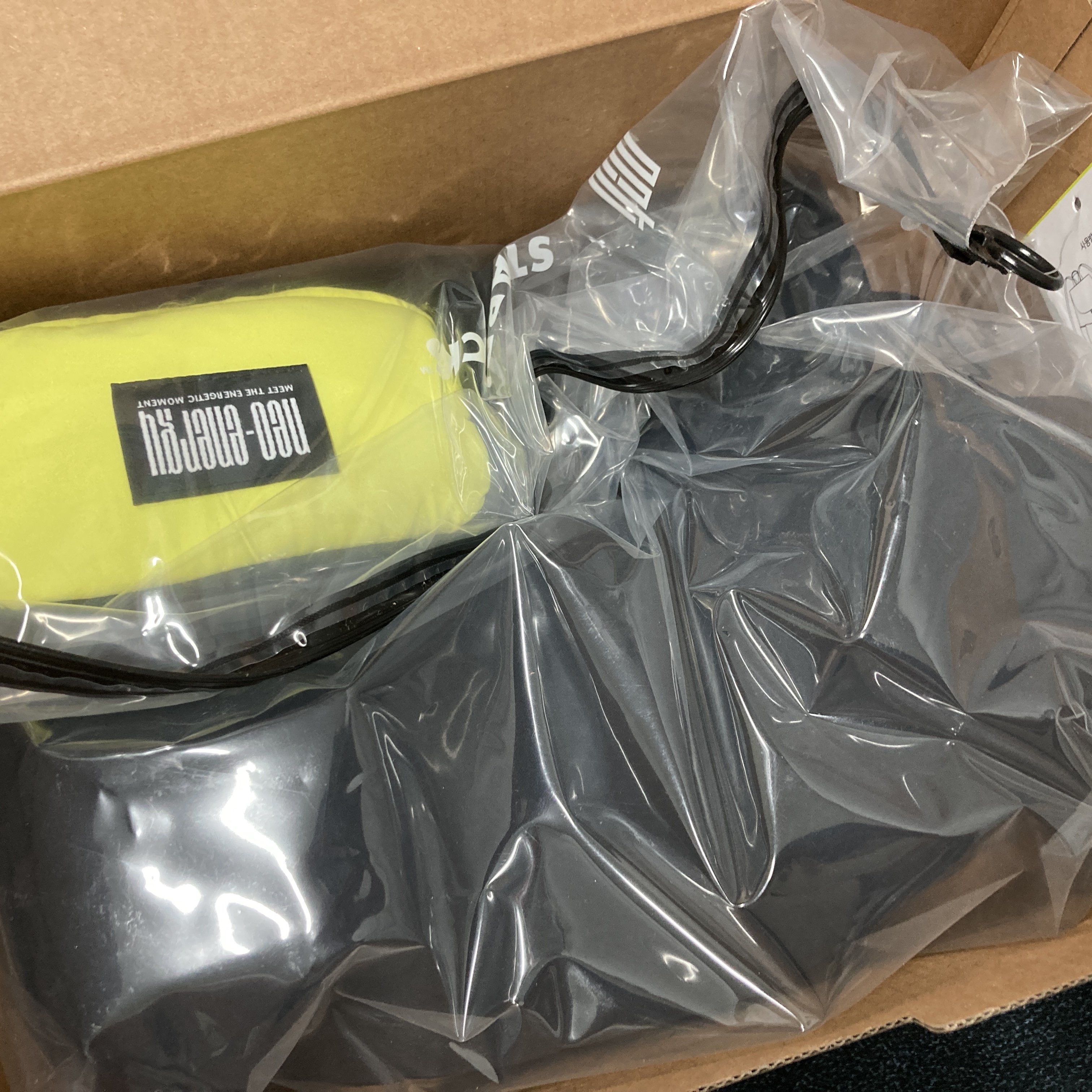 Starbucks x NCT Concert Bag Black 착용 스타일 - 2