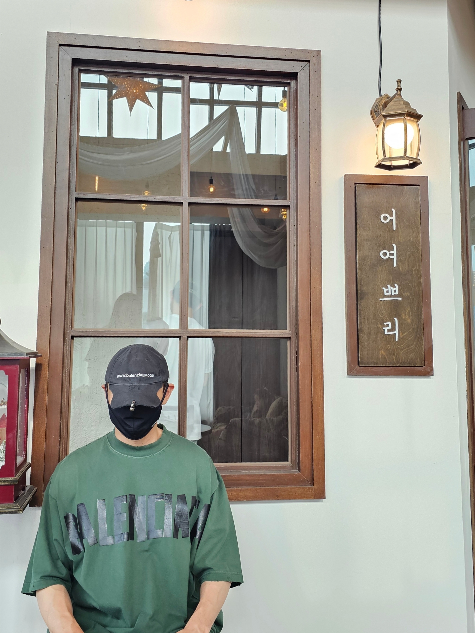 Balenciaga Oversized Baggy Pants Light Blue, Balenciaga New Tape Type Medium Fit T-Shirt Dark Green 착용 스타일 - 6