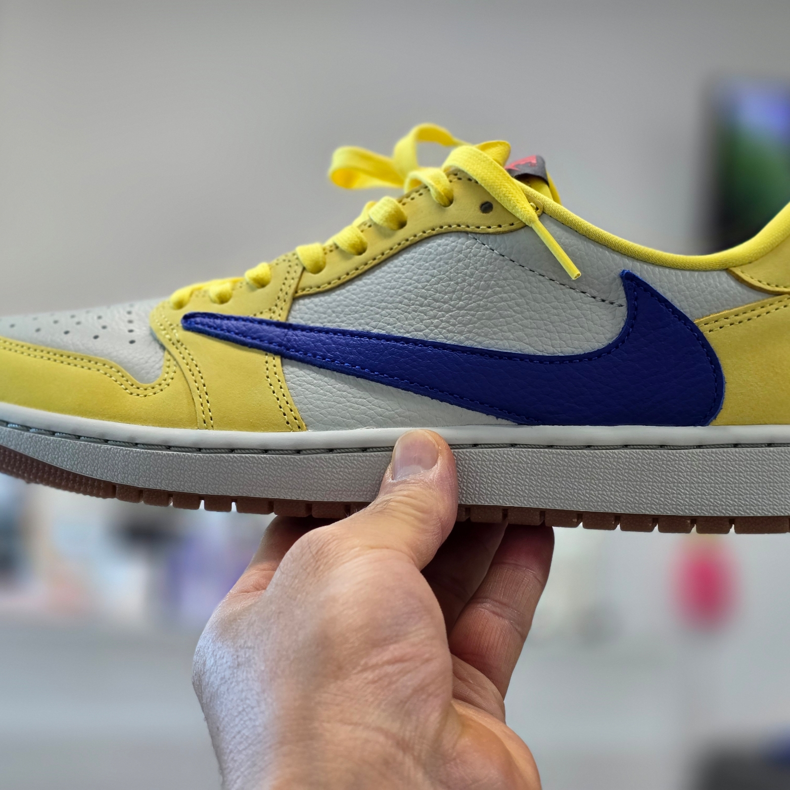 (W) Jordan 1 x Travis Scott Retro Low OG SP Canary 착용 스타일 - 3