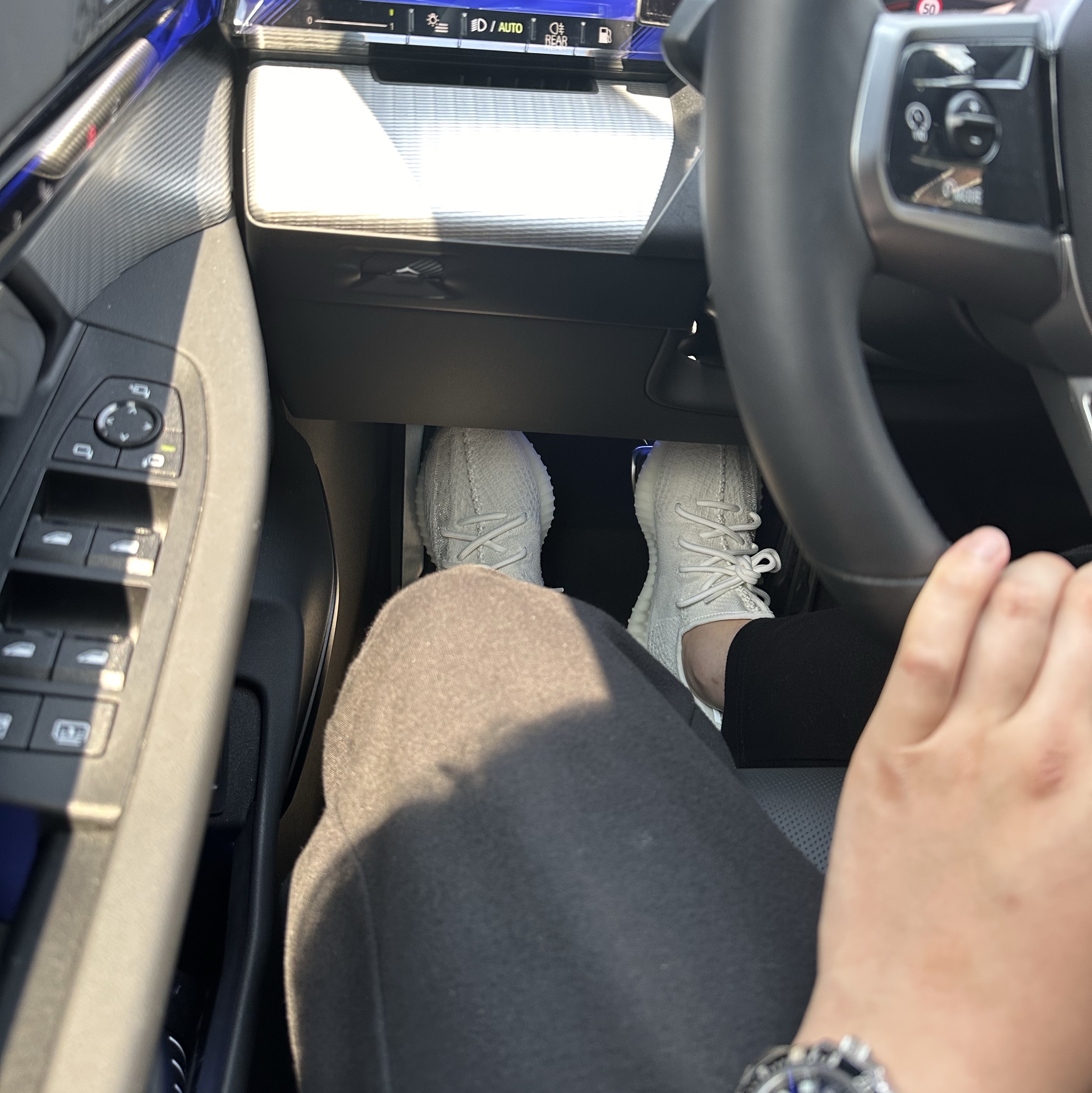 Adidas Yeezy Boost 350 V2 Bone 착용 스타일