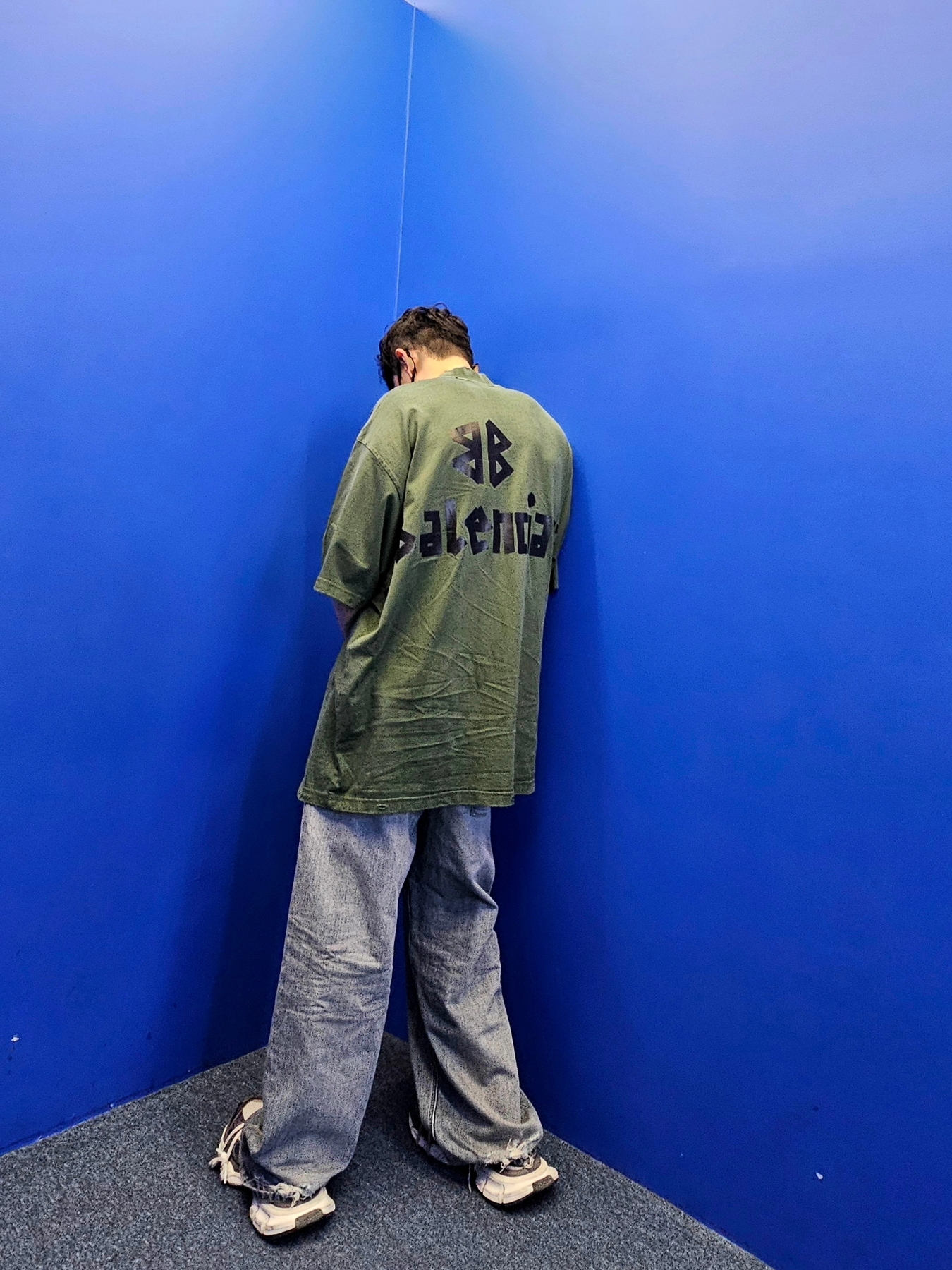 Balenciaga Oversized Baggy Pants Light Blue, Balenciaga New Tape Type Medium Fit T-Shirt Dark Green 착용 스타일 - 2
