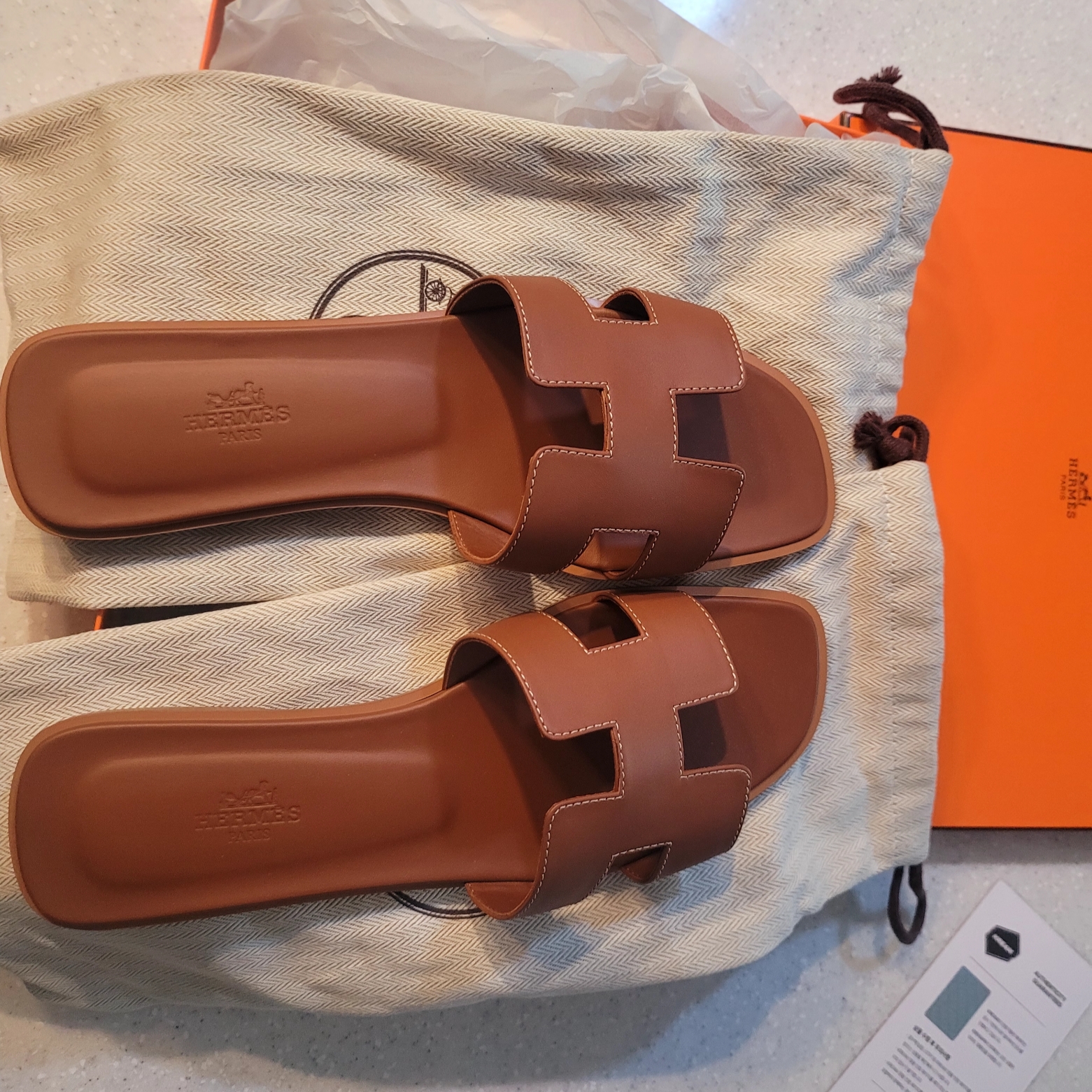 (W) Hermes Oran Sandal Calfskin & Gold Piqures Ecrues 착용 스타일