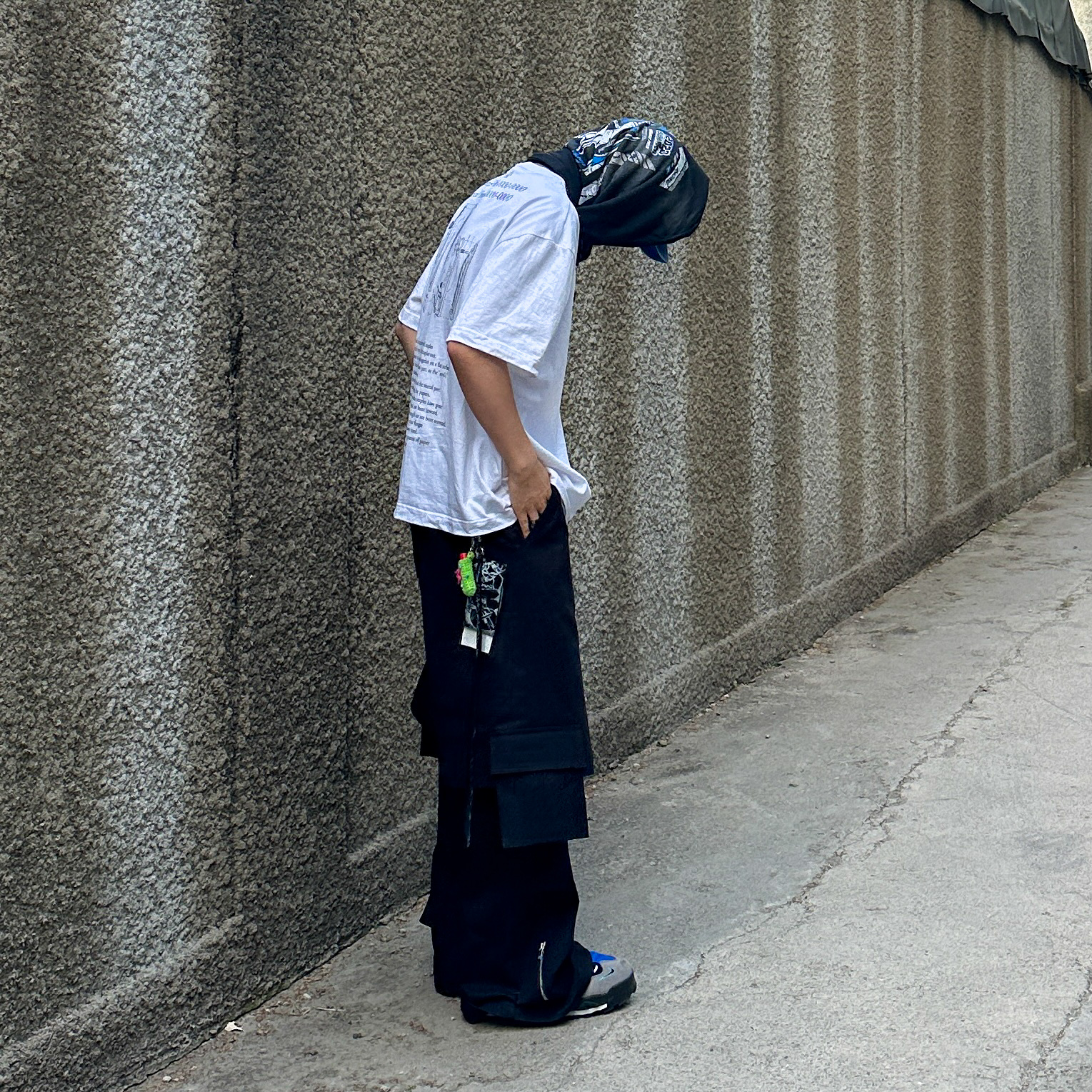 Nonnod Grandprix T-shirt Washed Black, H&M x Rokh Printed T-Shirt White Staplers 착용 스타일 - 5