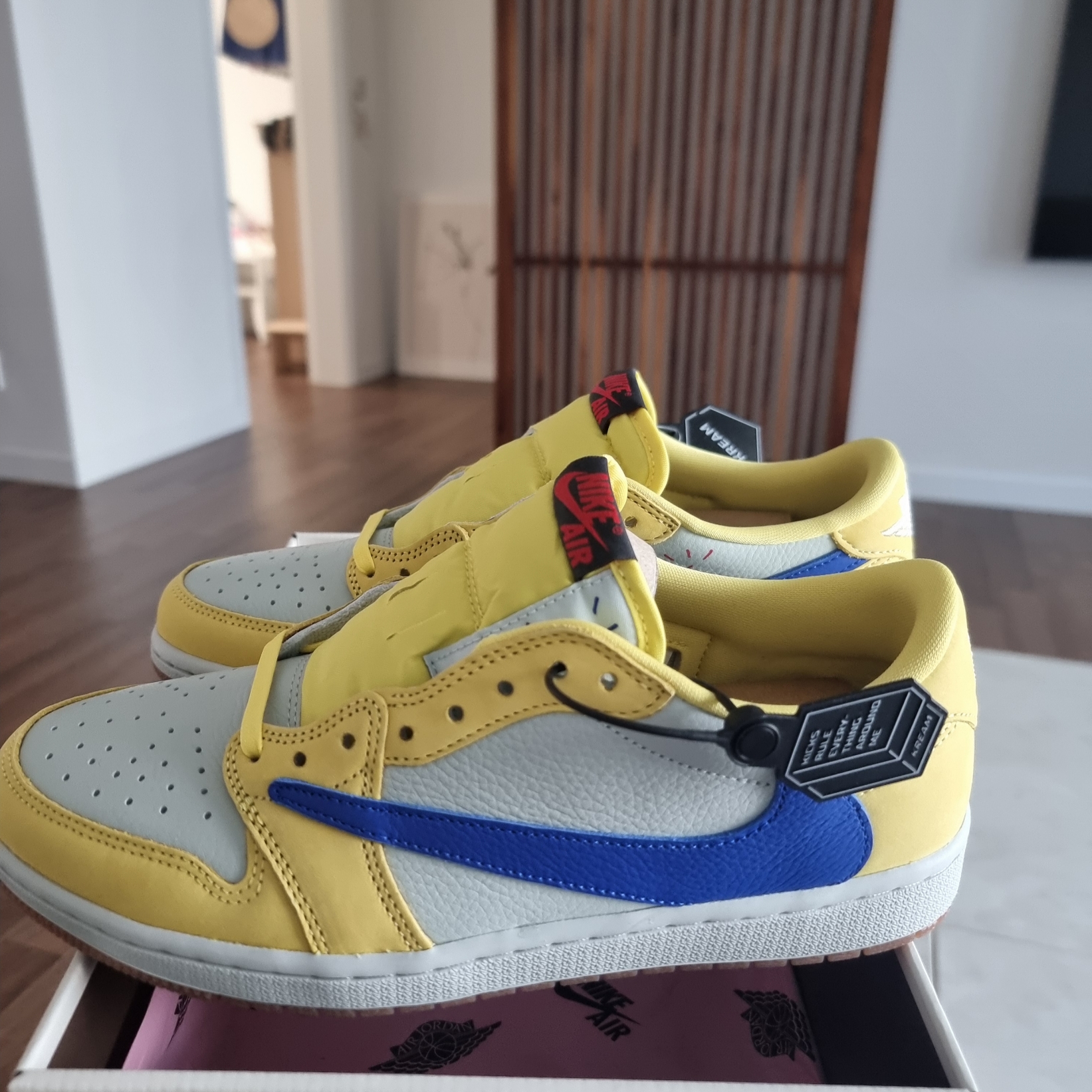 (W) Jordan 1 x Travis Scott Retro Low OG SP Canary 착용 스타일