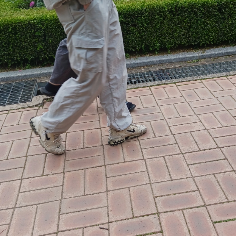 Nike Zoom Vomero 5 SP Vast Grey 2023, Nike x Stussy Air Zoom Spiridon Cage 2 Fossil 착용 스타일 - 2