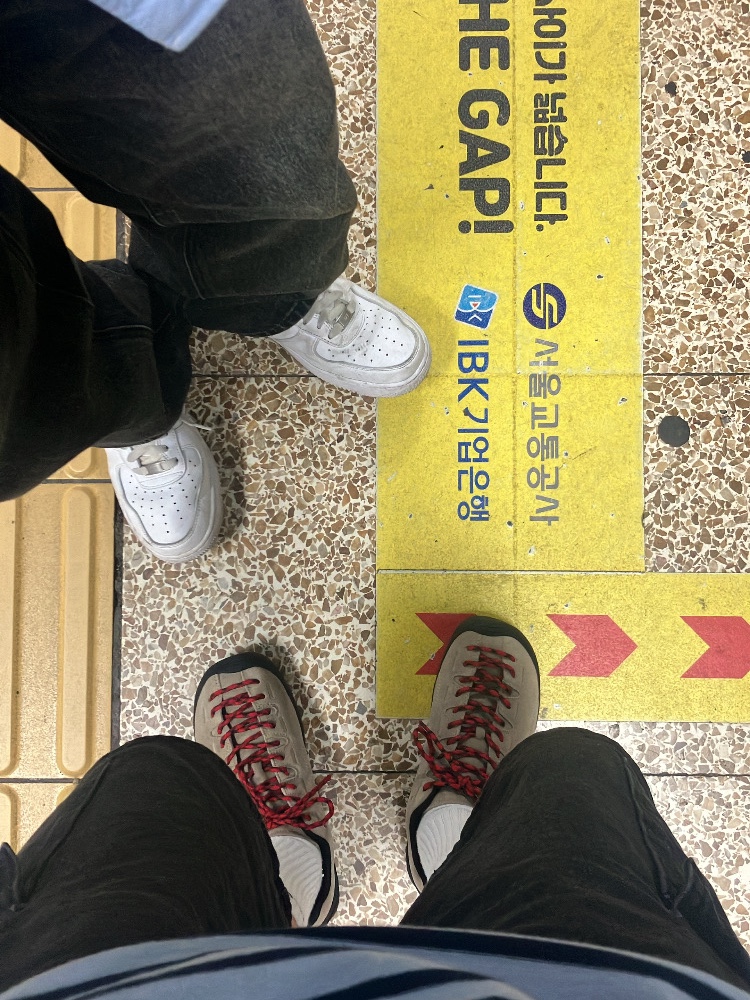 Keen Jasper Suede Sneakers Silver Mink 착용 스타일 - 2
