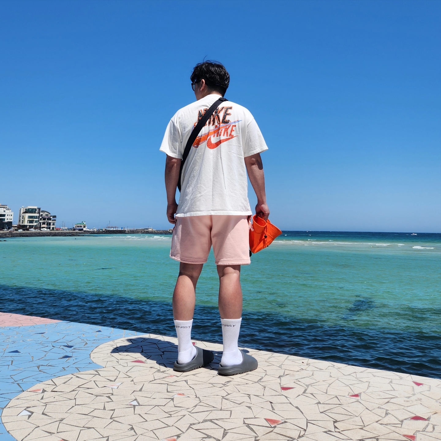 Nike M NRG Dunk '85 T-Shirt Sail - US/EU, Nike NRG Solo Swoosh Fleece Shorts Bleached Coral - US/EU 착용 스타일