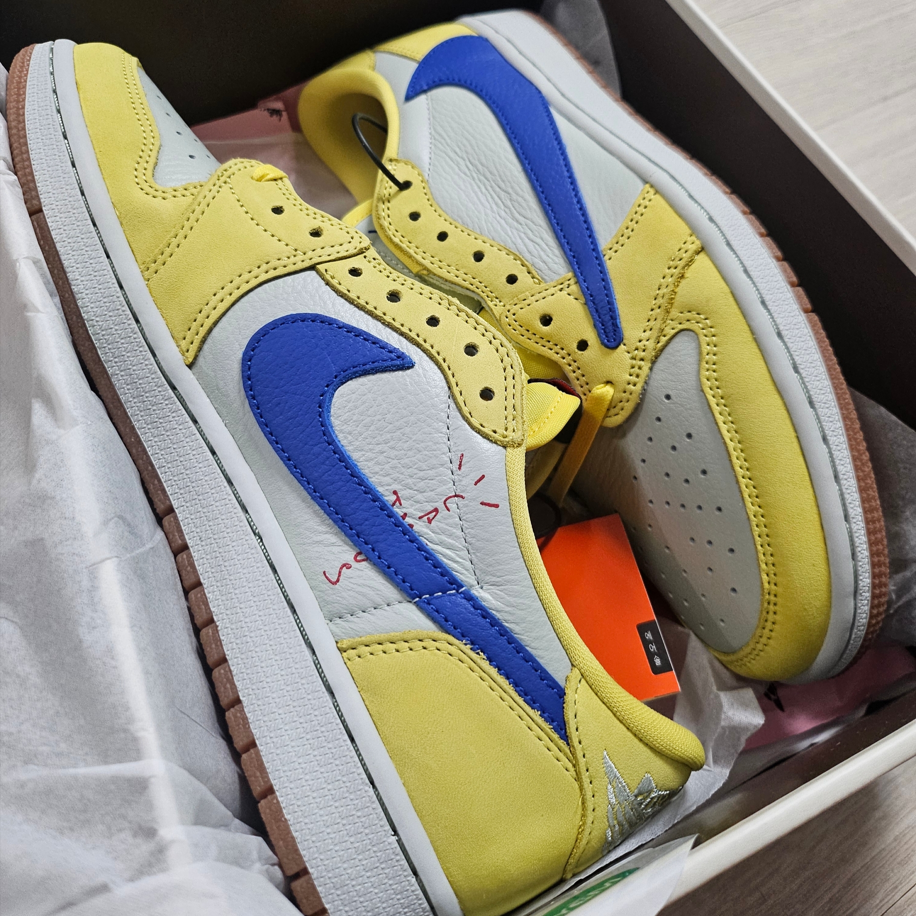 (W) Jordan 1 x Travis Scott Retro Low OG SP Canary 착용 스타일 - 2