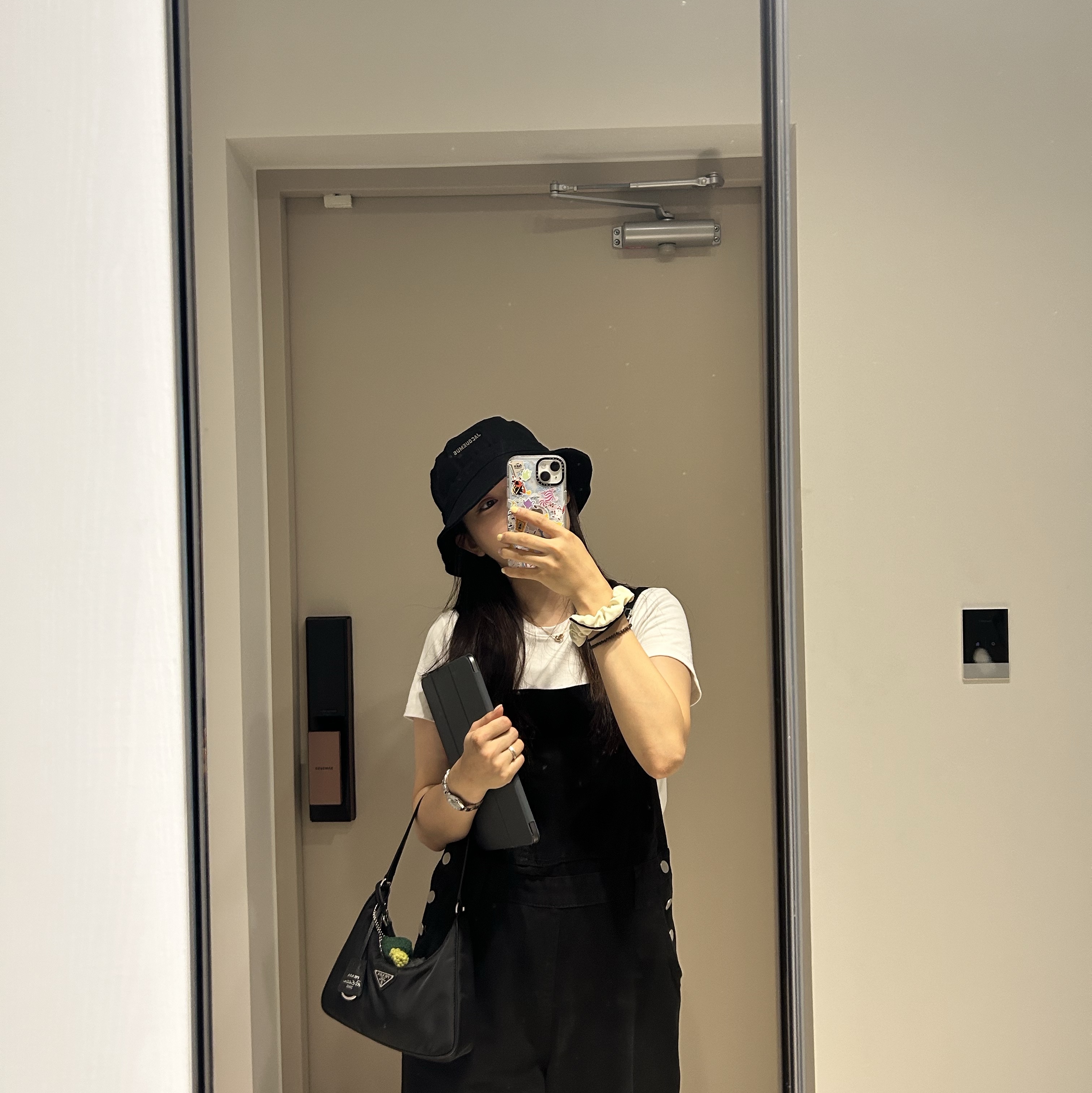 Jacquemus Le Bob Gadjo Bow Bucket Hat Black, Cartier Ballon Bleu Watch 33 Automatic Steel Bracelet Steel 착용 스타일