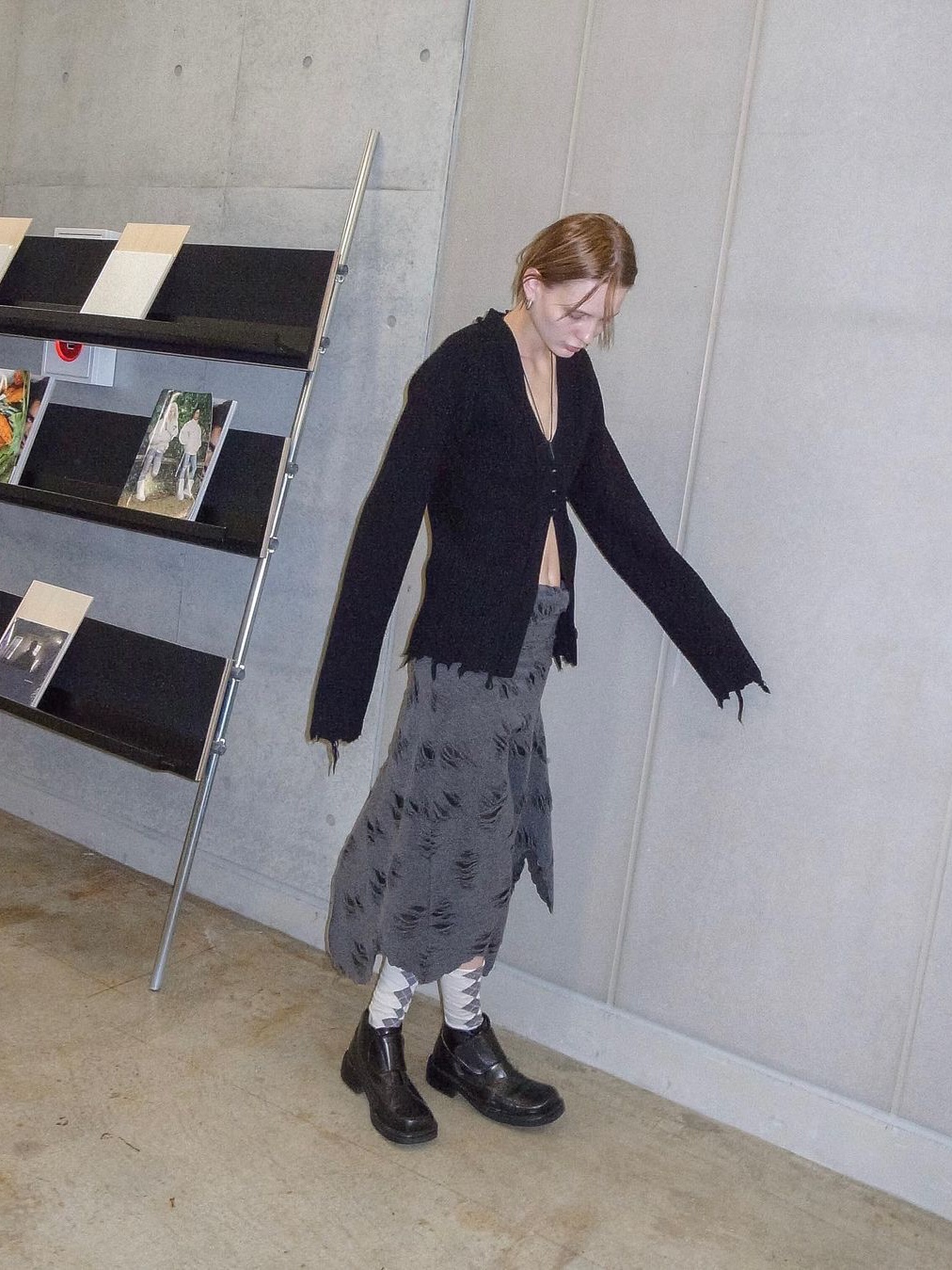 (W) Perverze Mohair & Wool Damaged Knit Cardigan Cream, Perverze Women Wrinkle Knit Bag Green 착용 스타일 - 4