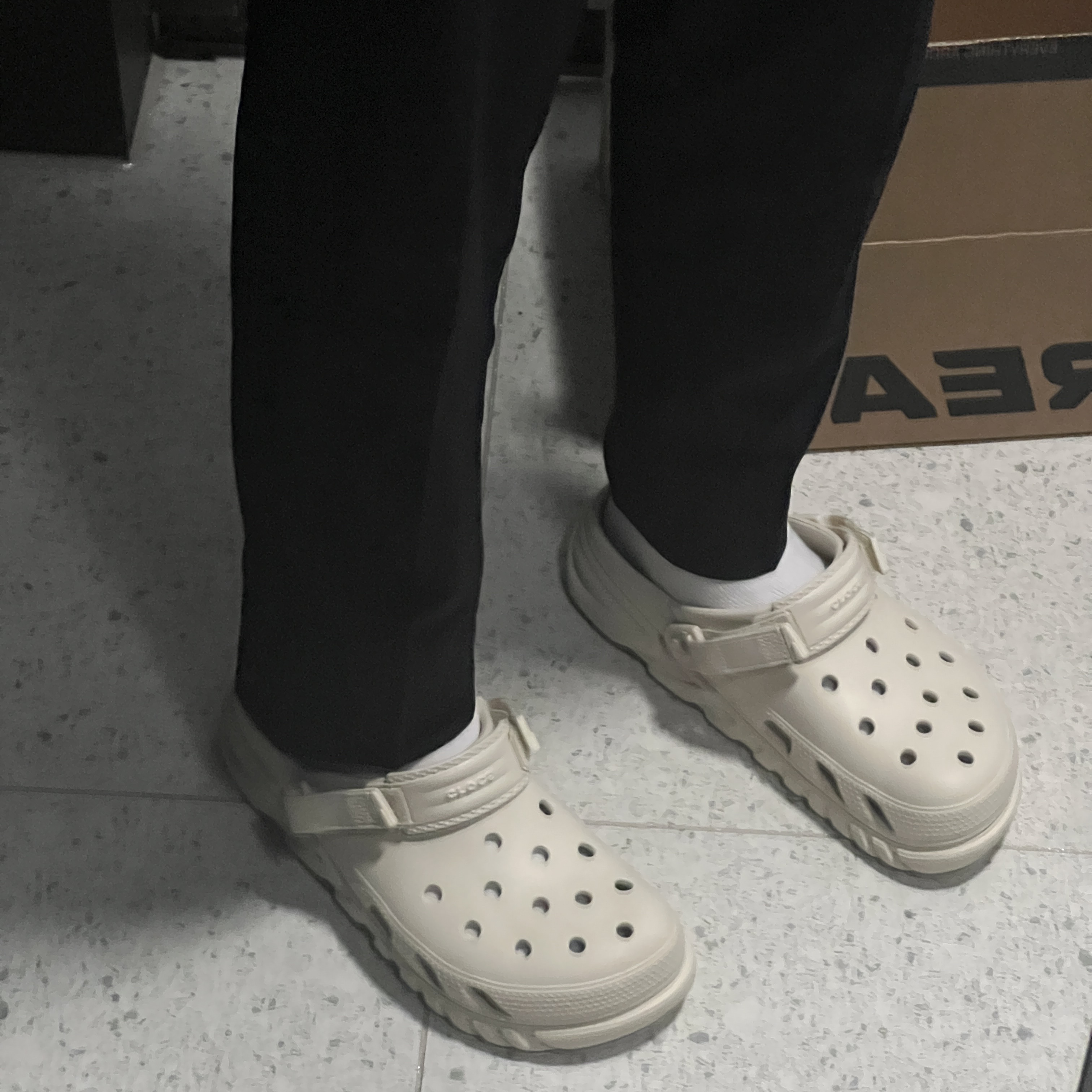 Crocs Duet Max II Clog Stucco 착용 스타일 - 6