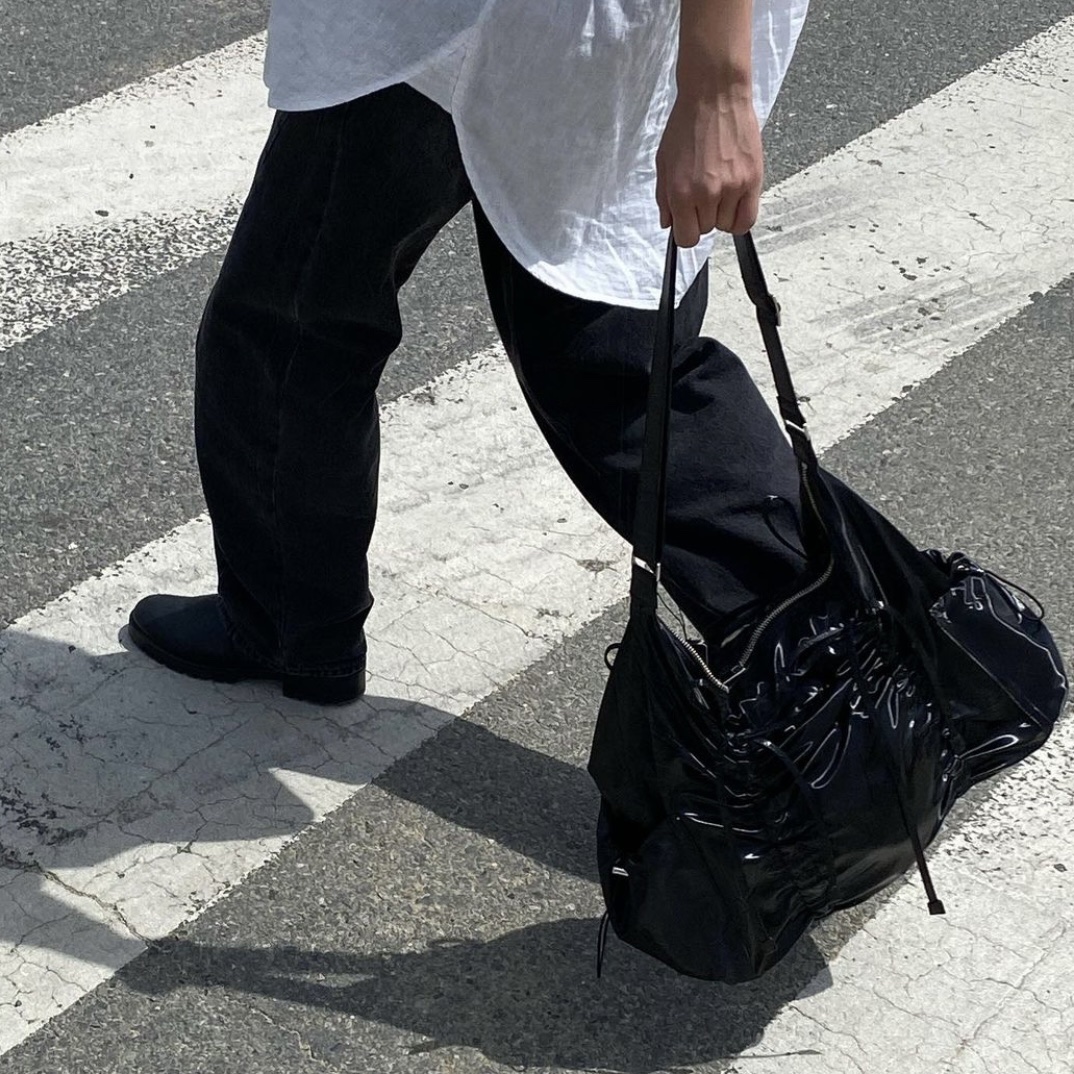 For Appeal String Ribbon Large Hobo Bag Glossy Black, For Appeal String Ribbon Large Hobo Bag Silver 착용 스타일
