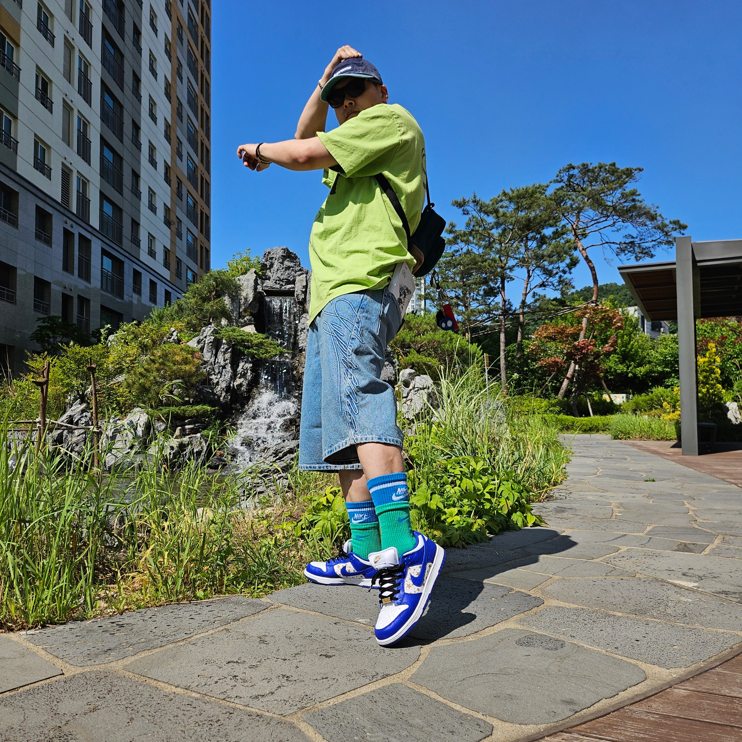 Supreme Script Baggy Denim Short Washed Indigo - 24SS, Nike x Supreme SB Dunk Low Hyper Blue 착용 스타일 - 3