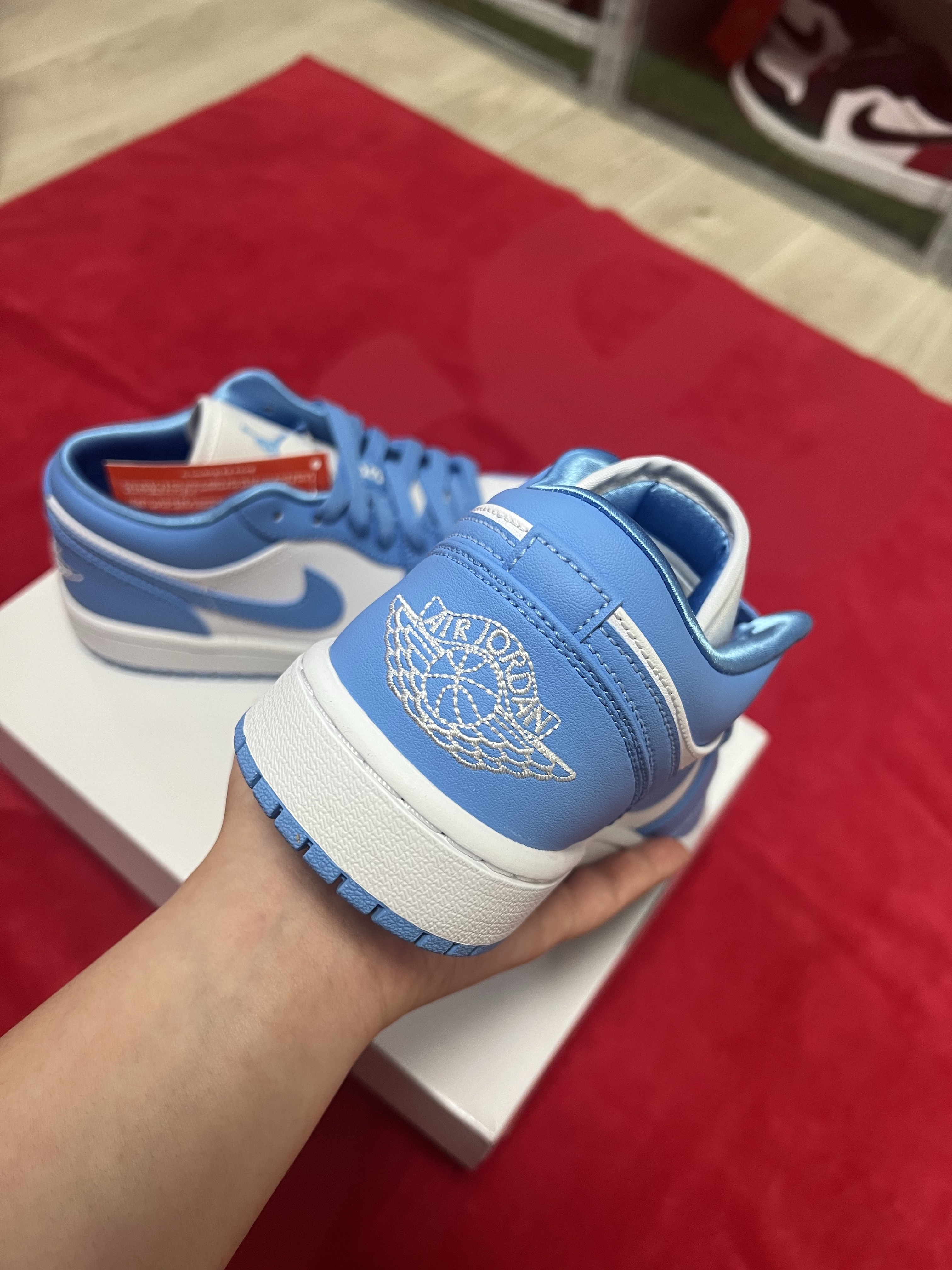 (W) Jordan 1 Low UNC University Blue, Adidas Yeezy Foam RNNR MX Granite 착용 스타일 - 2