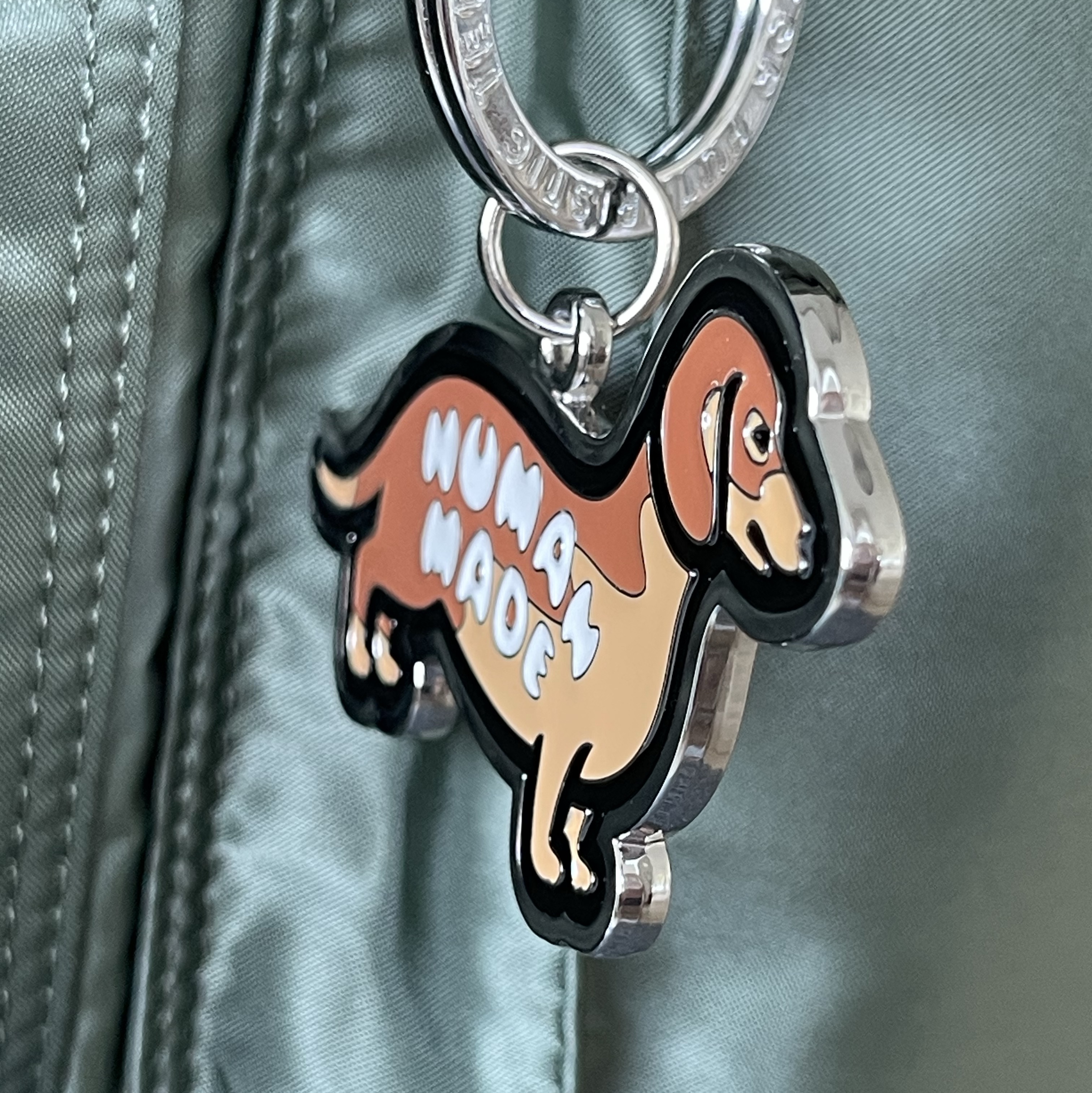 Human Made Dachs Keyring Brown 착용 스타일 - 3
