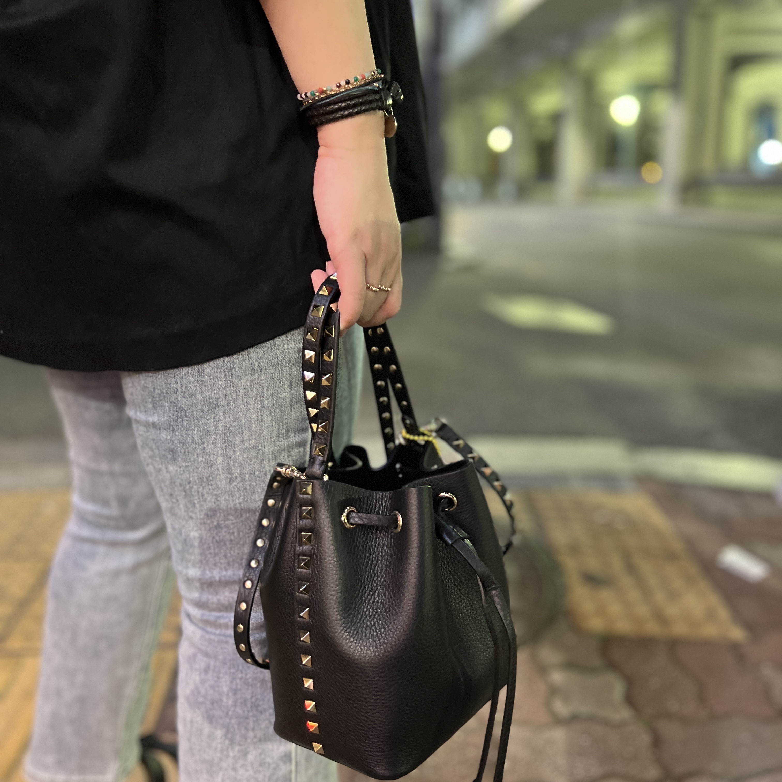 Valentino Rockstud Grainy Calfskin Bucket Bag Black 착용 스타일