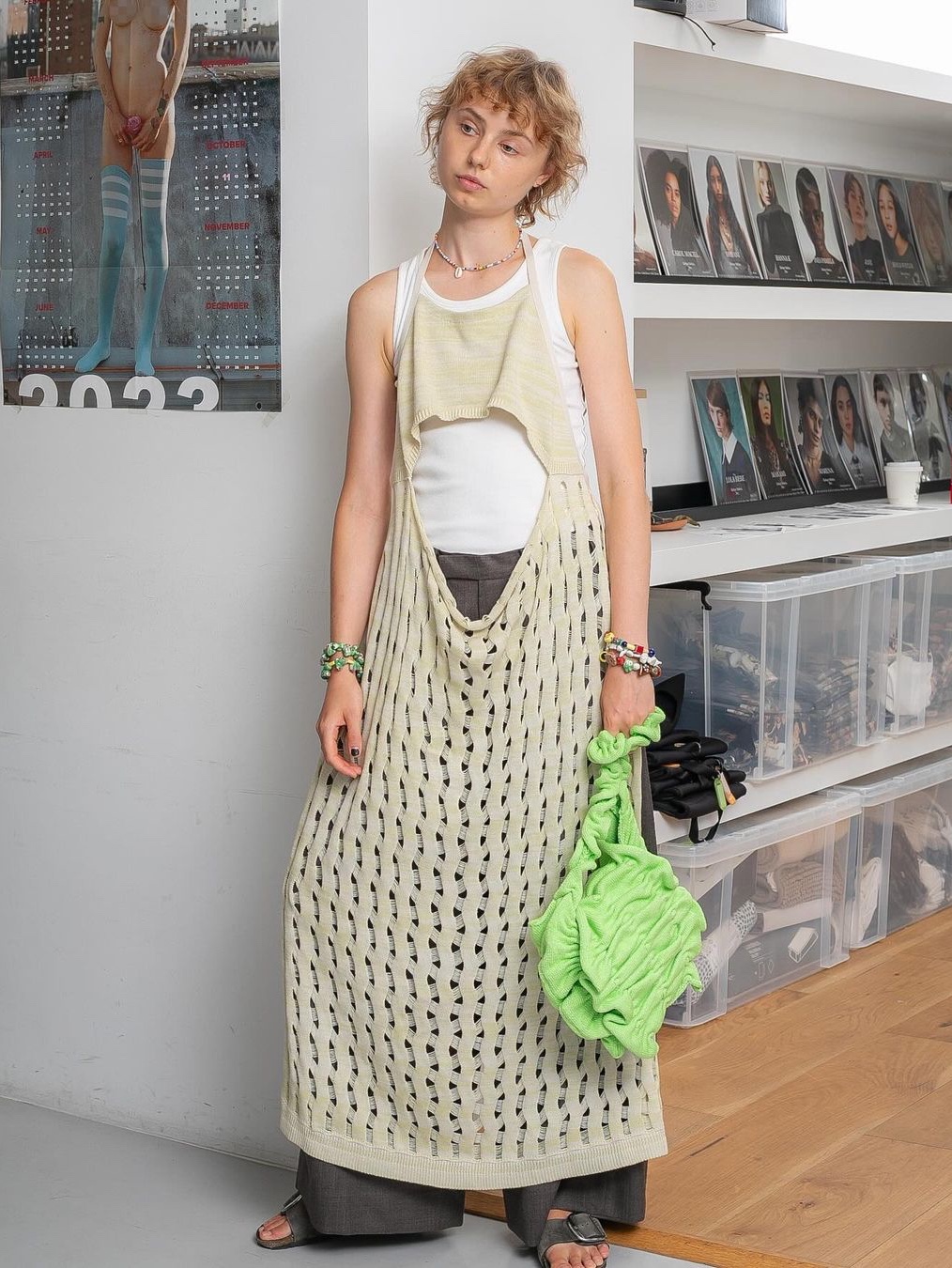 (W) Perverze Mohair & Wool Damaged Knit Cardigan Cream, Perverze Women Wrinkle Knit Bag Green 착용 스타일 - 2